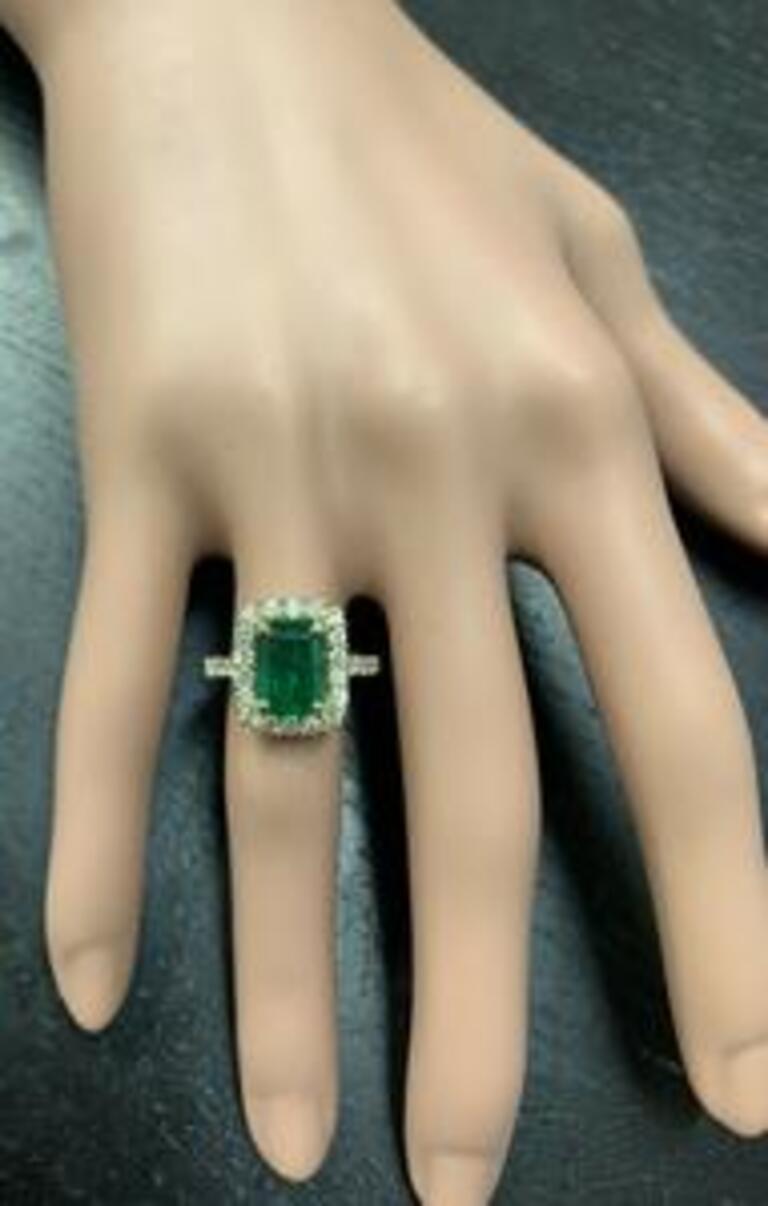 4.10 Carat Natural Emerald and Diamond 14 Karat Solid Yellow Gold Ring For Sale 2