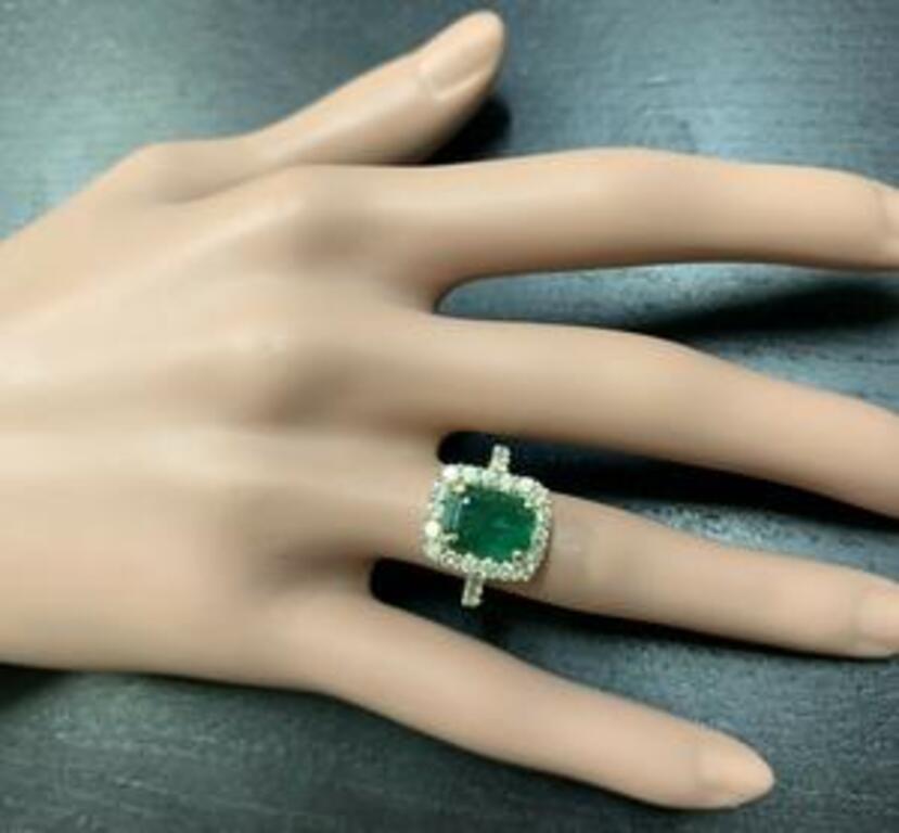 4.10 Carat Natural Emerald and Diamond 14 Karat Solid Yellow Gold Ring For Sale 3