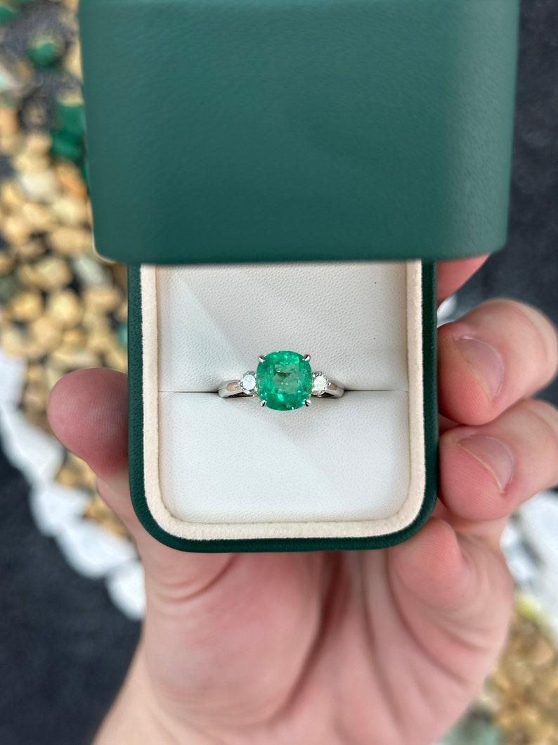 Moderne Bague à trois pierres en or blanc 14 carats, émeraude de Colombie et diamants 4,10 carats en vente