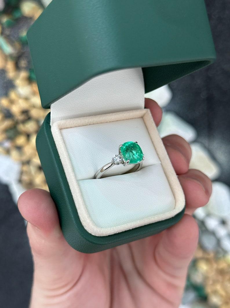 Taille émeraude Bague à trois pierres en or blanc 14 carats, émeraude de Colombie et diamants 4,10 carats en vente