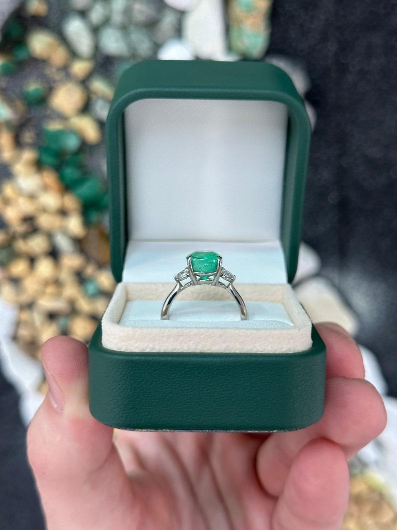 Bague à trois pierres en or blanc 14 carats, émeraude de Colombie et diamants 4,10 carats Neuf - En vente à Jupiter, FL
