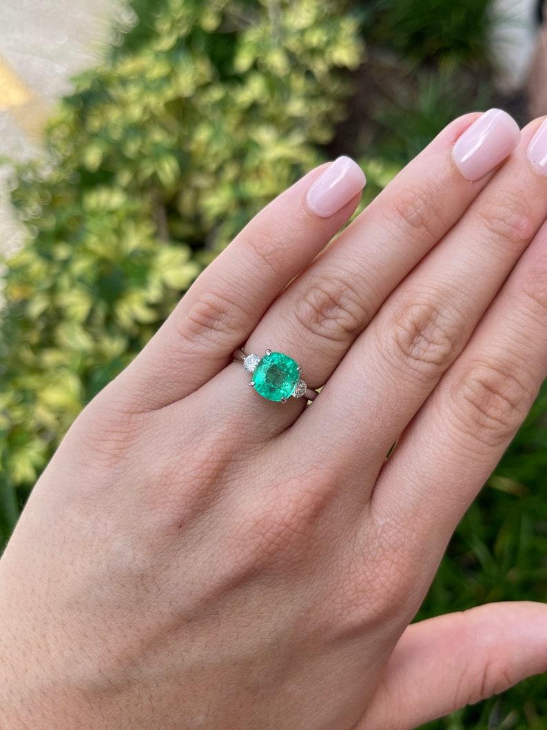 Bague à trois pierres en or blanc 14 carats, émeraude de Colombie et diamants 4,10 carats Pour femmes en vente