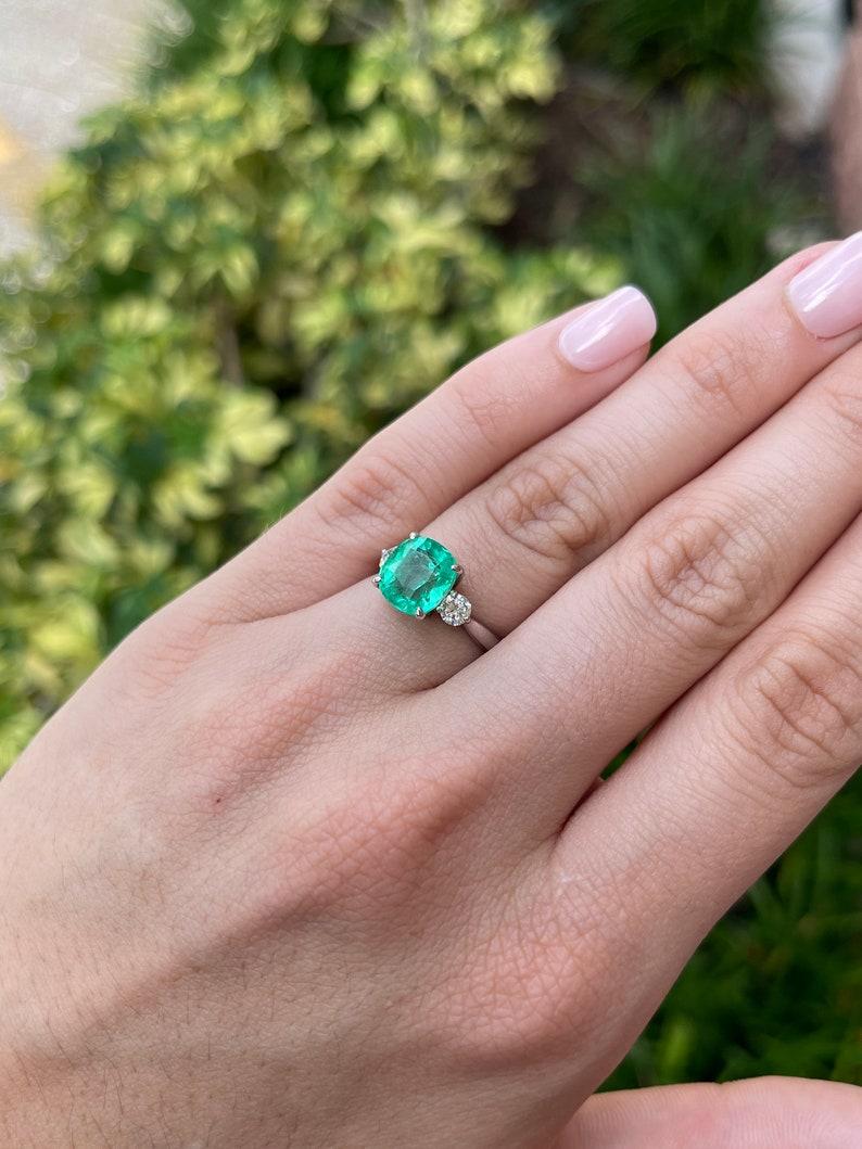 Bague à trois pierres en or blanc 14 carats, émeraude de Colombie et diamants 4,10 carats en vente 1