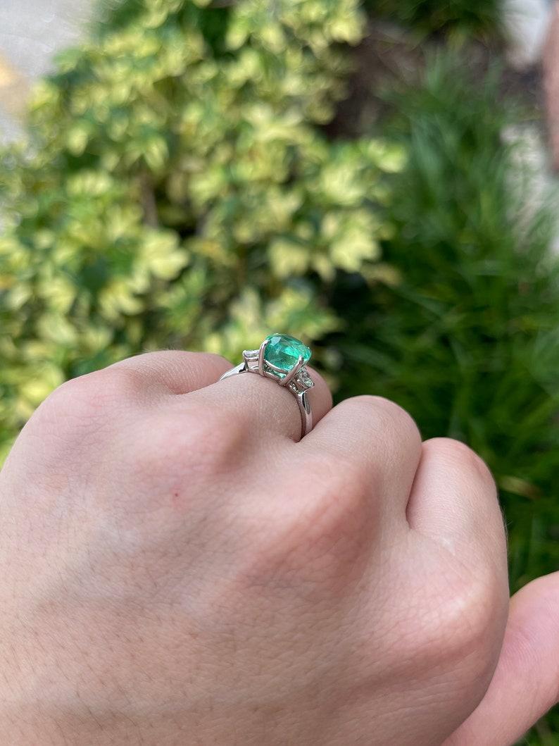 Bague à trois pierres en or blanc 14 carats, émeraude de Colombie et diamants 4,10 carats en vente 2