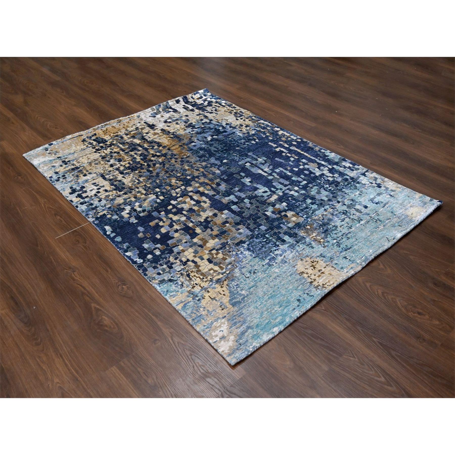 Tonos azules con dorado, diseño de mosaico moderno, nudo persa, tejido más denso, anudado a mano, lana y seda, alfombra oriental
Materiales primarios: Lana y seda
Látex: Sin pelo 
altura: 0,25 Pulgadas
Estilo: Contemporáneo
Color principal: