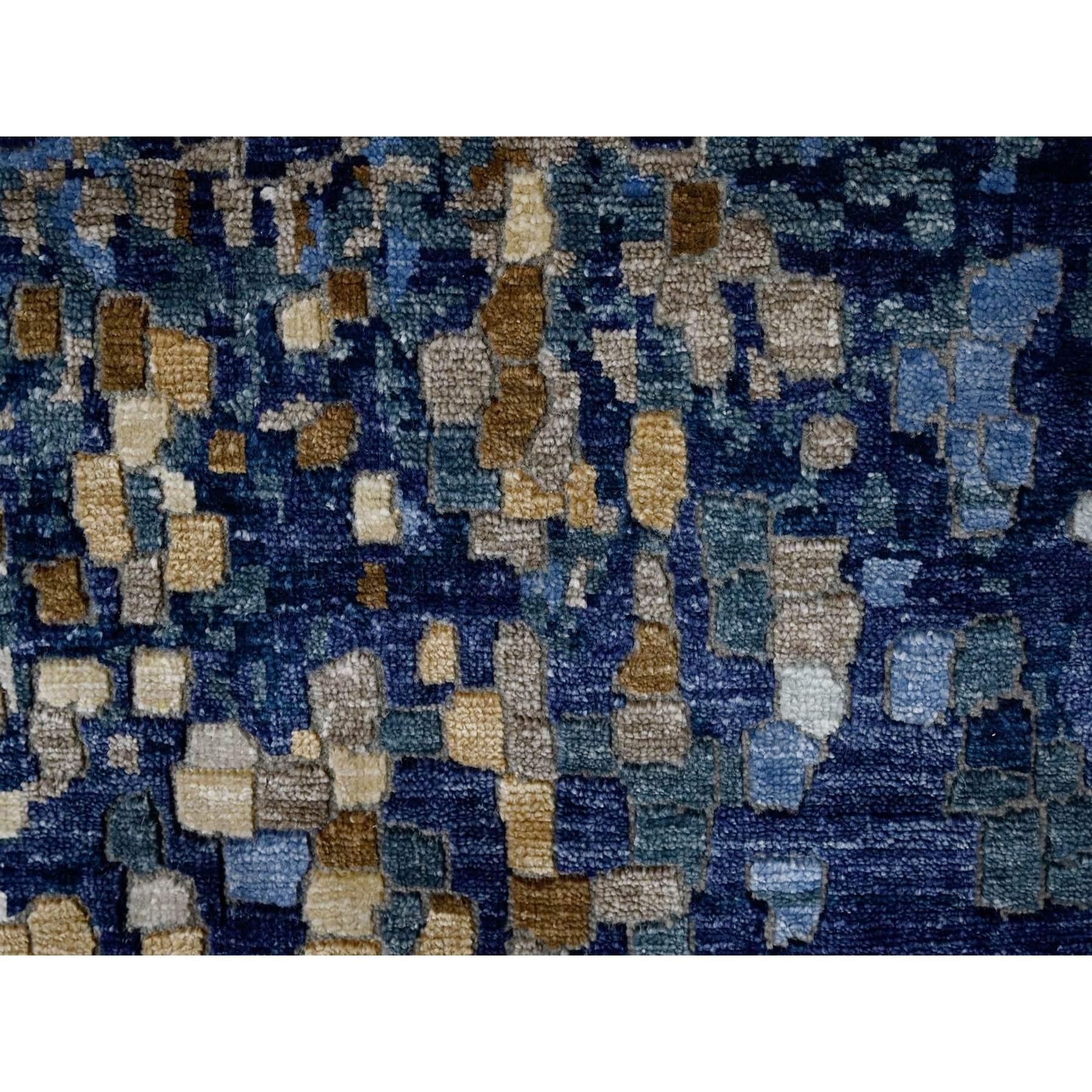Alfombra de lana y seda anudada a mano con un moderno diseño de mosaico azul y dorado de 4'10 