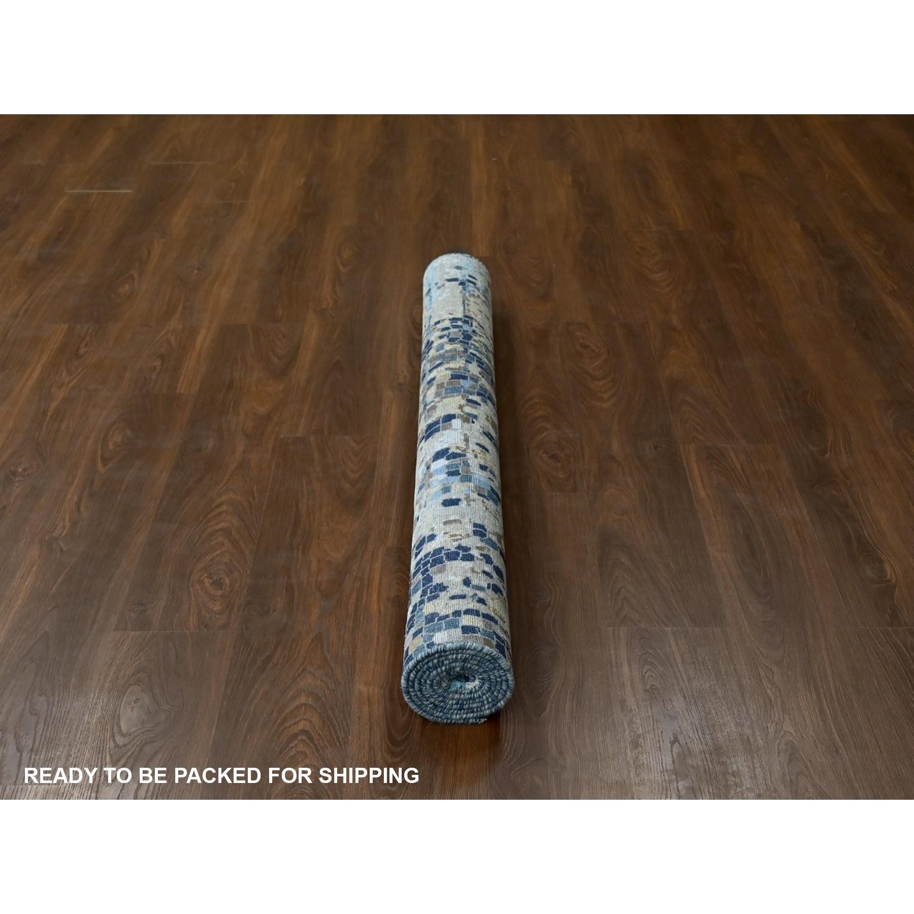 Alfombra de lana y seda anudada a mano con un moderno diseño de mosaico azul y dorado de 4'10 