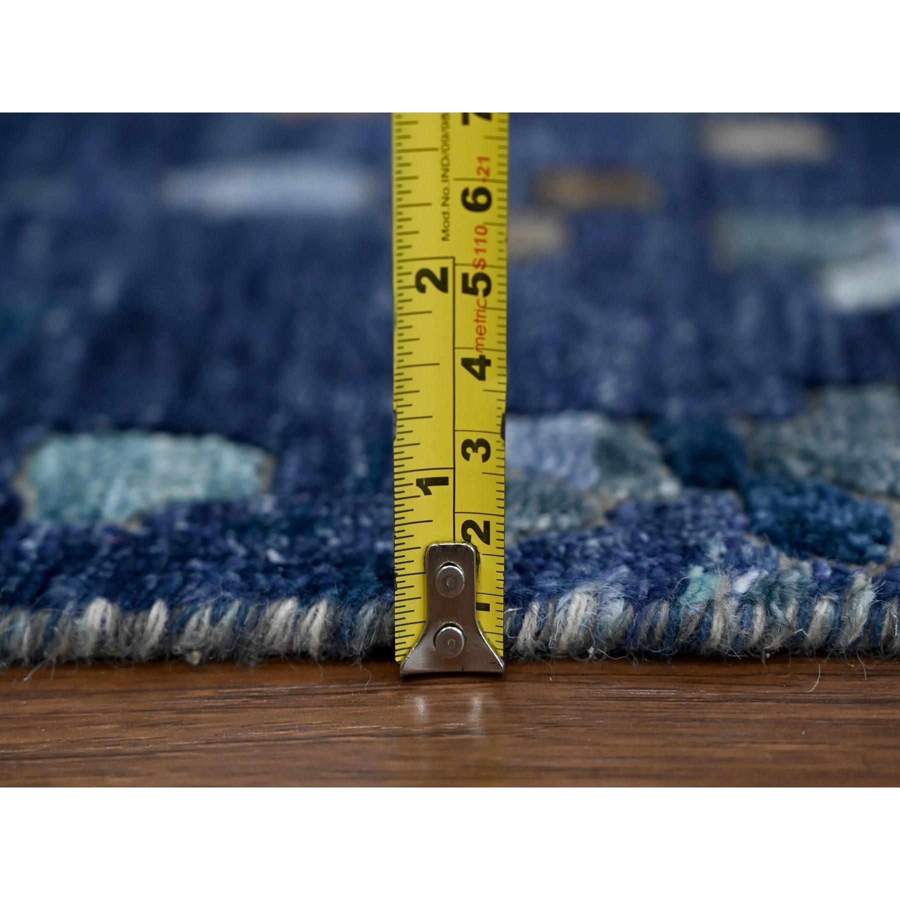 Alfombra de lana y seda anudada a mano con un moderno diseño de mosaico azul y dorado de 4'10 