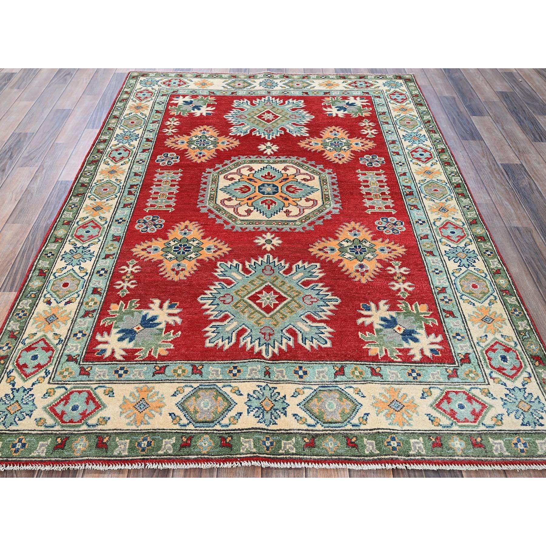 Rojo carmesí, Kazak con motivos tribales, anudada a mano, tintes naturales, tejido más denso, lana suave, alfombra oriental
Materiales primarios: Lana
Látex: Sin pelo 
altura: 0,25 Pulgadas
Estilo: Tradicional
Color principal: Rojo
Colores