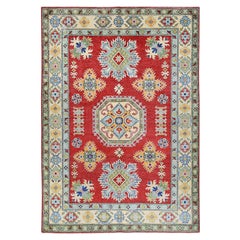 4'10"x6'10" Roter Kazak- Orientalischer handgeknüpfter Teppich aus weicher Wolle mit Stammesmotiven