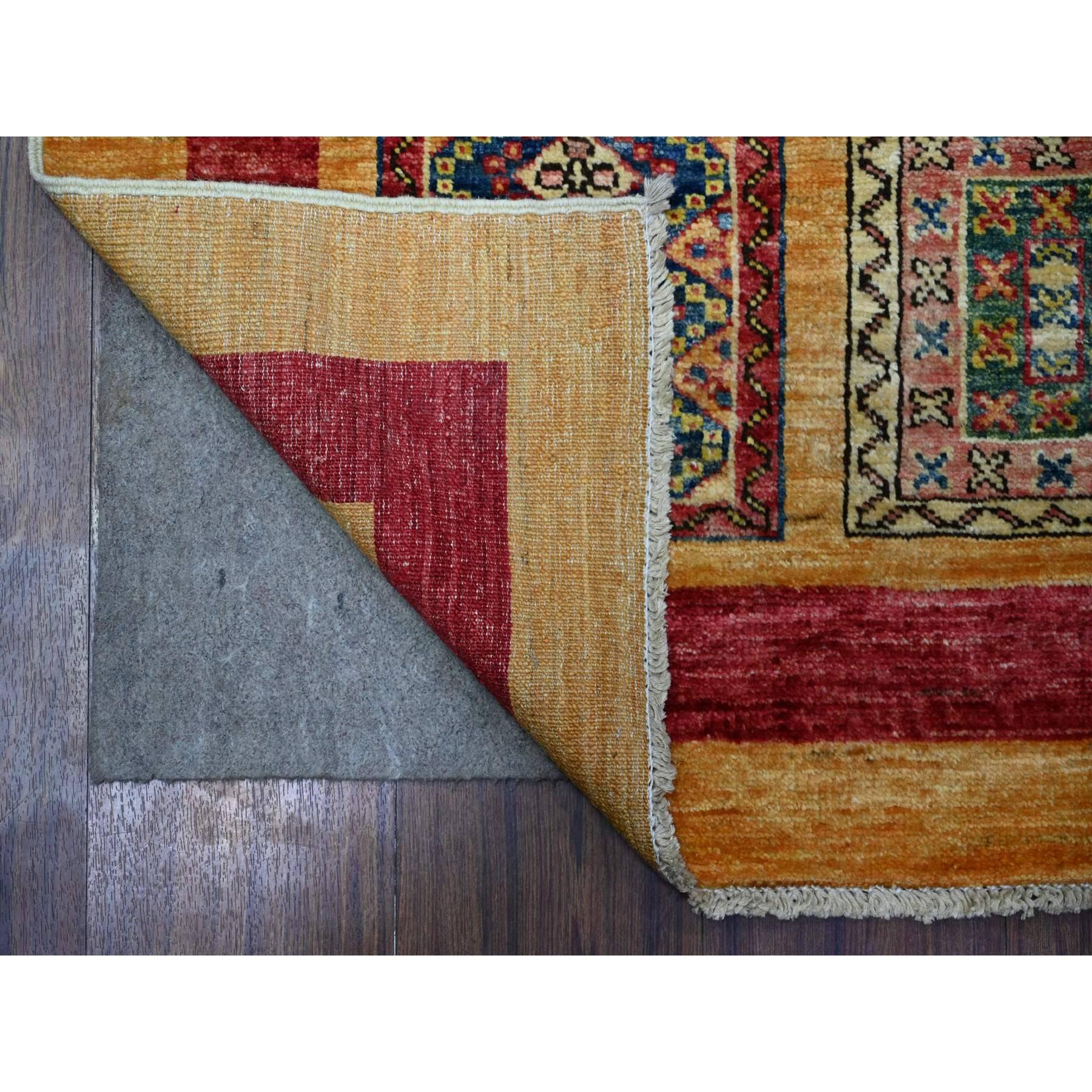 Si tratta di un autentico esemplare unico di Tappeto orientale afghano Super Kazak annodato a mano con disegno geometrico del giardino in pura lana. È stato annodato per mesi e mesi con tecniche di tessitura secolari da esperti artigiani.
Materiali