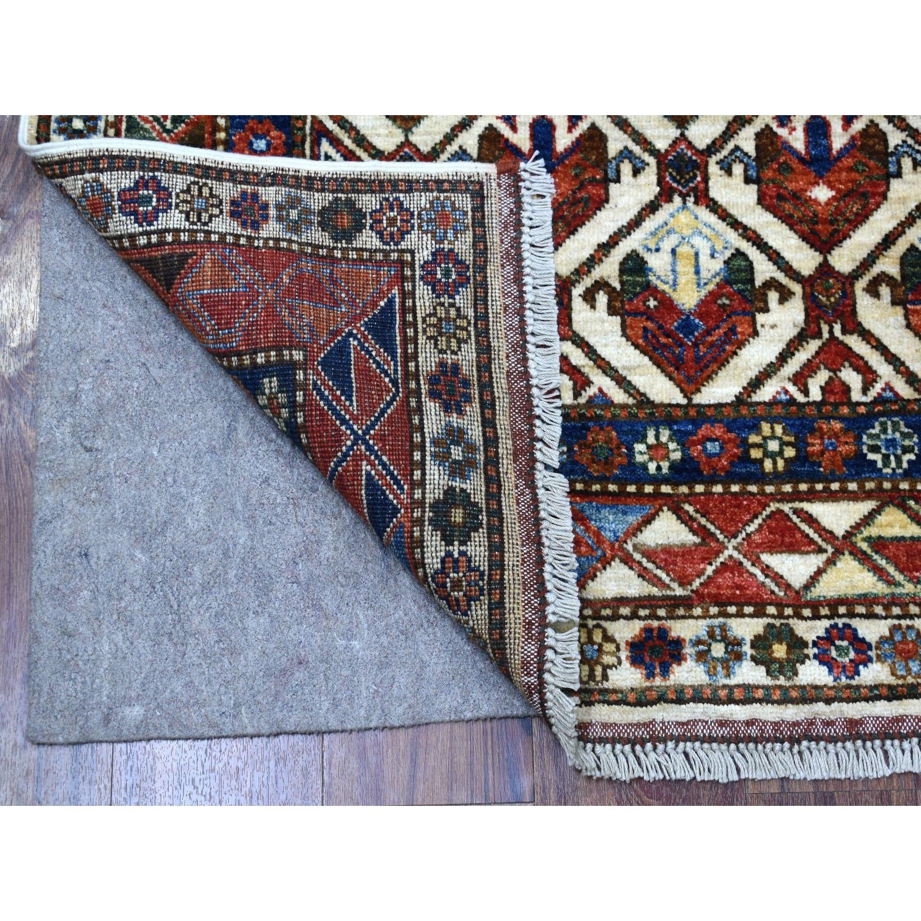 Dies ist eine wirklich echte one-of-a-kind Hand geknüpft Elfenbein afghanischen Ersari mit geometrischen Design reine Wolle Orientteppich. Es wurde monatelang von erfahrenen Kunsthandwerkern in jahrhundertealten Webtechniken geknüpft.
Primäre