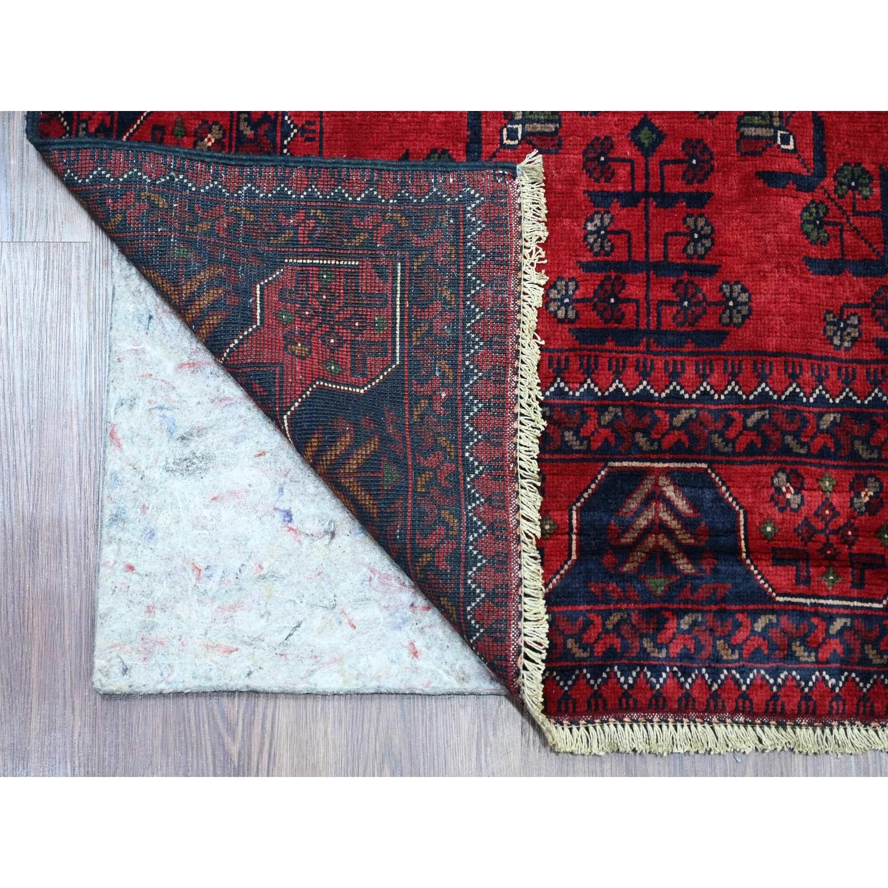Rosso intenso e saturo, Khamyab afgano con disegno di medaglioni geometrici, lana morbida e lucida, annodato a mano, tappeto orientale
Materiali primari: Lana
Lattice: No Pile 
altezza: 0,25 pollici
Stile: Tradizionale
Colore primario: Rosso
Colori