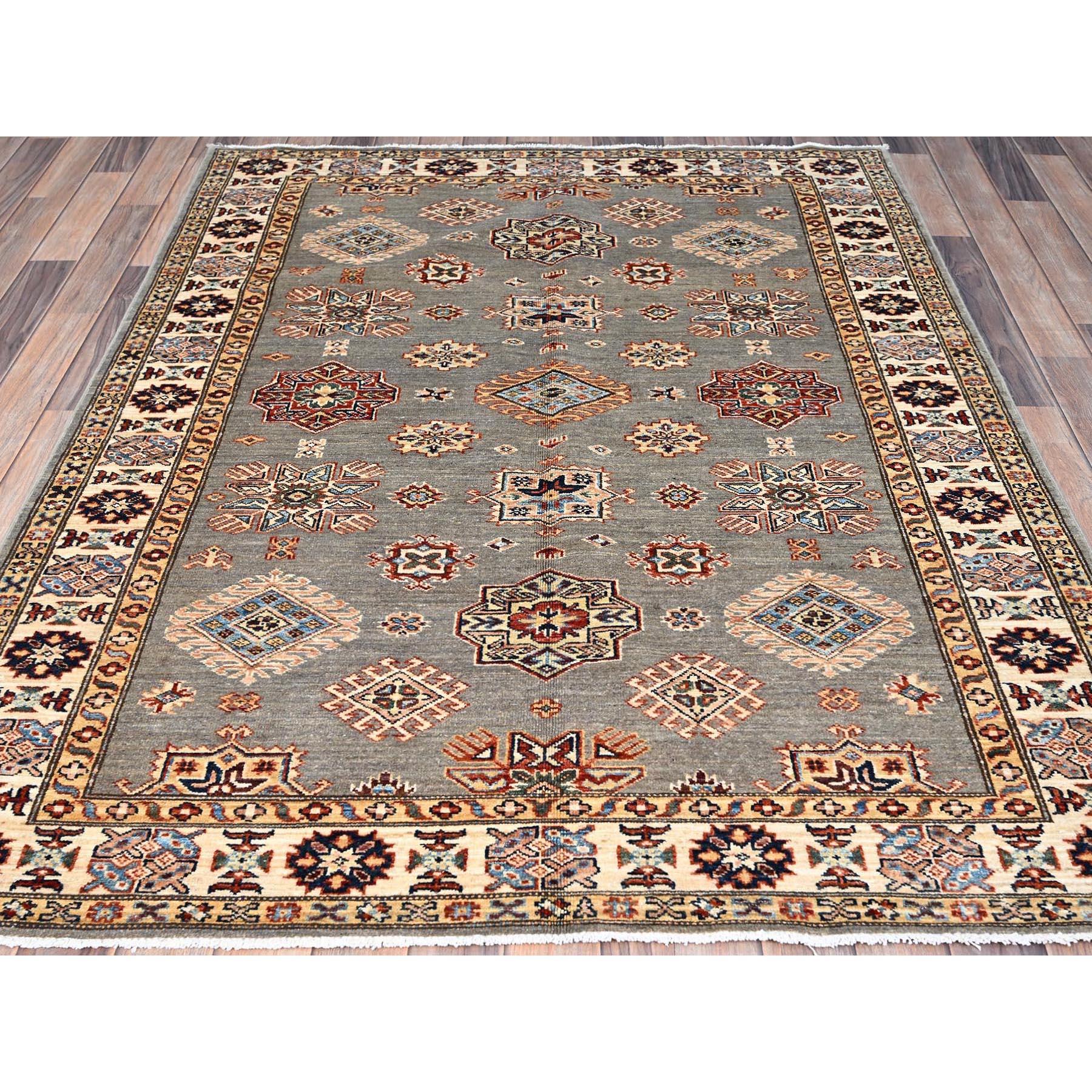 Ésta es una auténtica alfombra oriental afgana Super Kazak, anudada a mano, de pura lana. Ha sido anudada durante meses y meses con técnicas artesanales de tejido centenarias por expertos artesanos.
Materiales primarios: Lana
Látex: Sin pelo