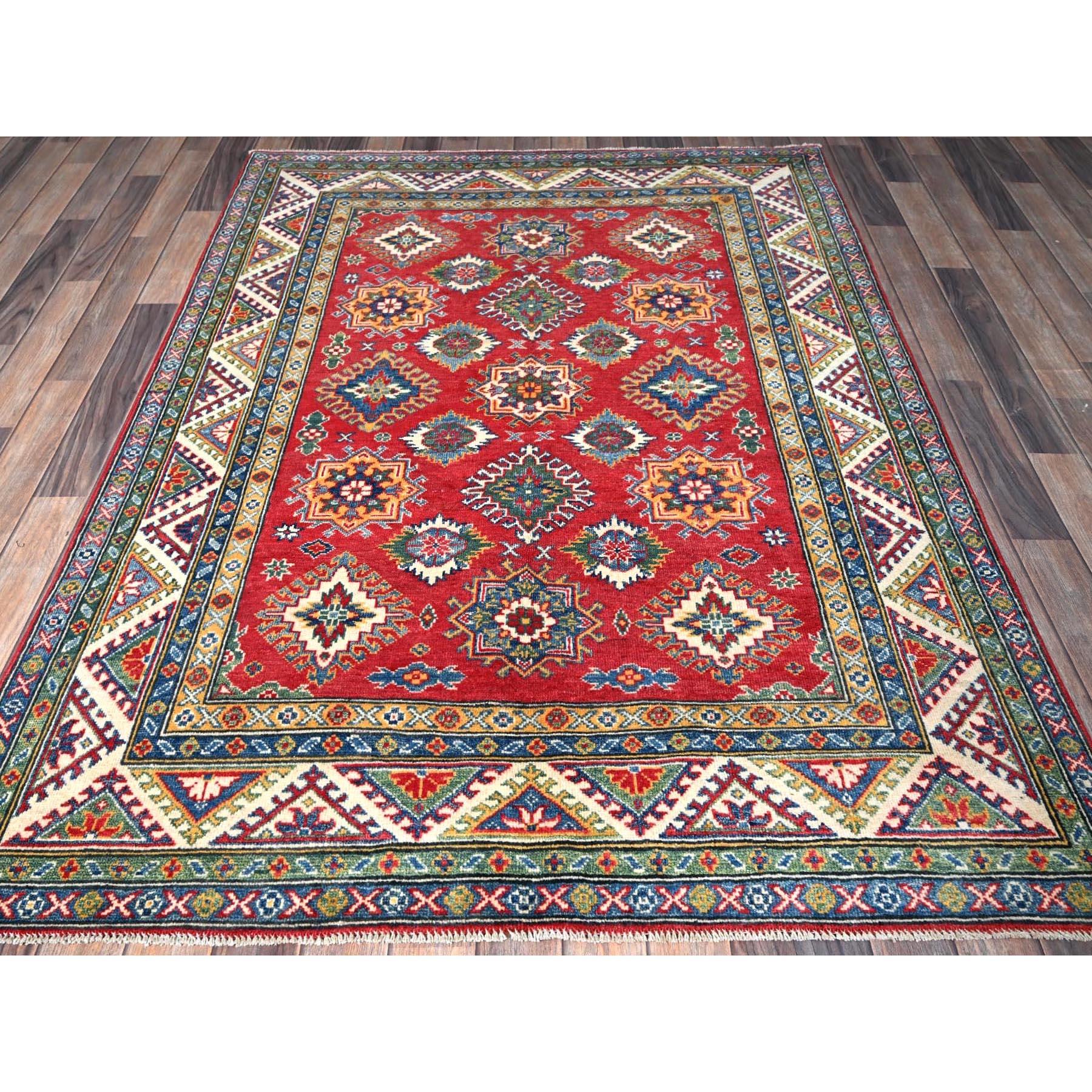 Rouge prismatique, Kazak avec motif géométrique, teintures naturelles, noué à la main, tissage plus dense, laine douce, tapis oriental
Matières premières : Laine
Latex : Pas de poils 
hauteur : 0,25 pouces
Style : Traditionnel
Couleur primaire :