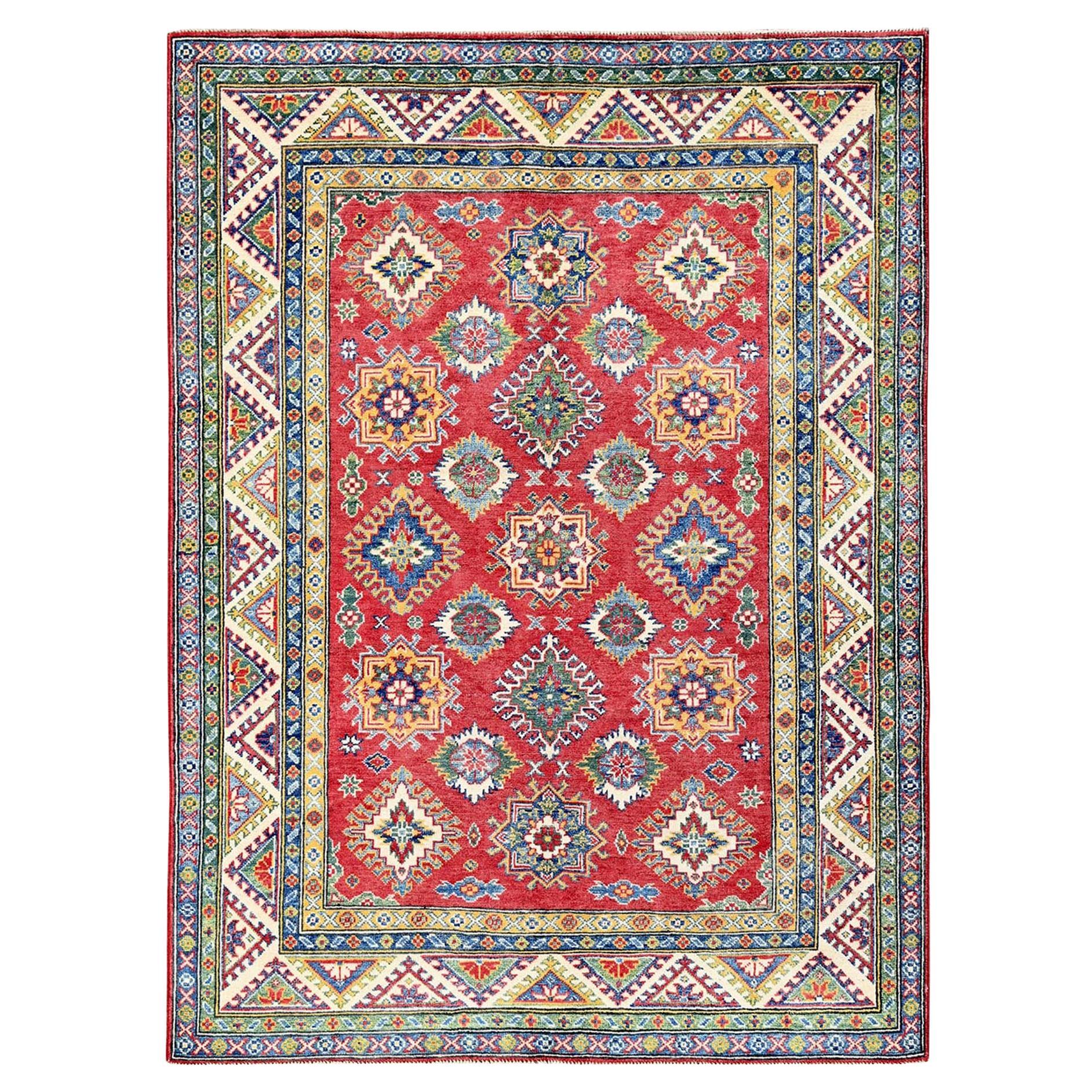4'10 "x6'6" Rouge prismatique Kazak avec motif géométrique Tapis en laine douce noué à la main en vente