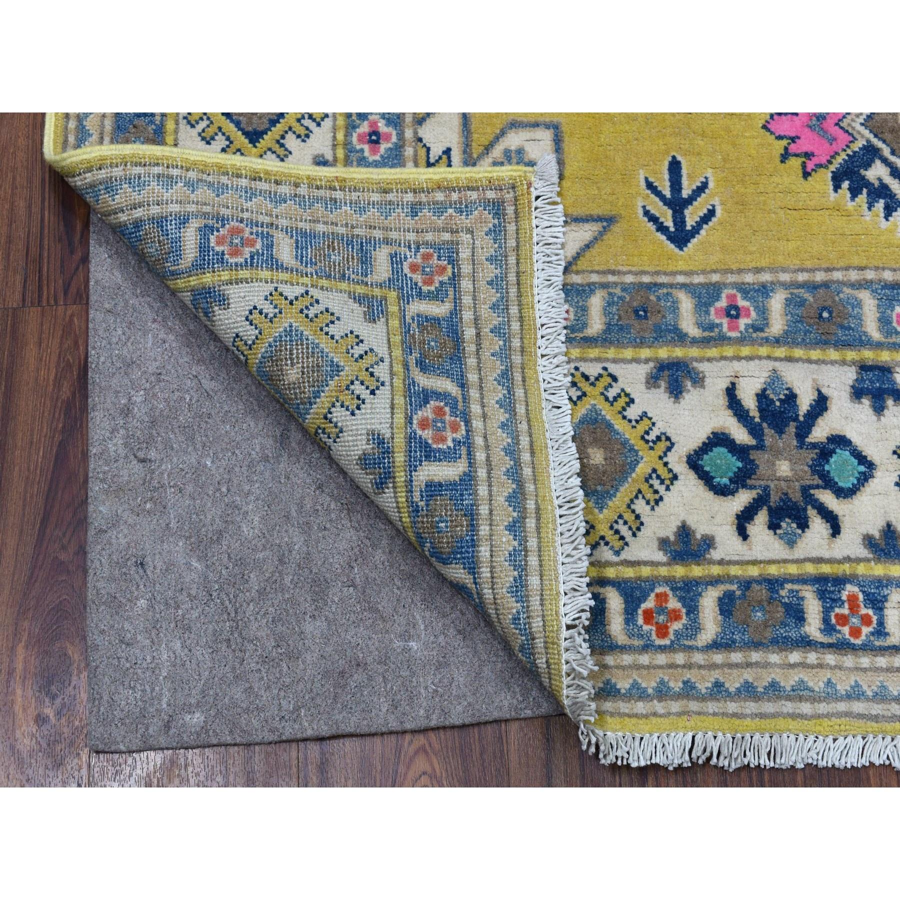 Il s'agit d'une véritable pièce unique.  Tapis noué à la main Yellow Fusion Kazak Pure Wool Geometric Design. Il a été noué pendant des mois et des mois selon les techniques séculaires du tissage persan par des artisans experts.
Matières premières :