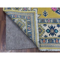 4'10"x6'6" Tappeto Fusion Kazak giallo in pura lana con disegno geometrico annodato a mano