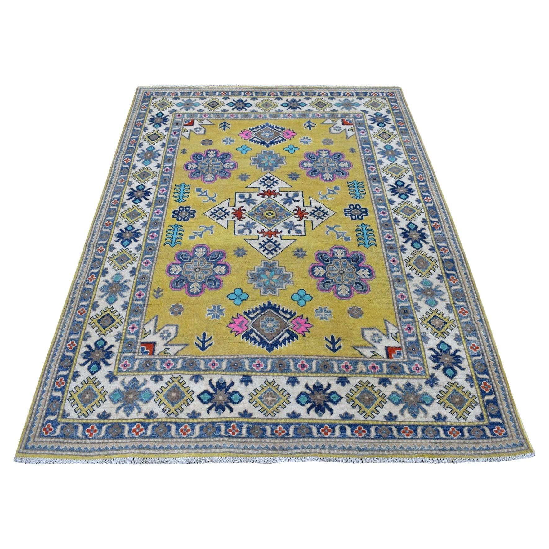 4'10"x6'6"  Tapis noué à la main en pure laine Kazak à motifs géométriques Yellow Fusion en vente