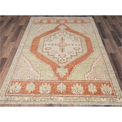 Handgeknüpfter Wollteppich im anatolischen Dorfdesign, Farbe „Pebble Brown“, Maße 122 x 206 cm, ohne Flor
