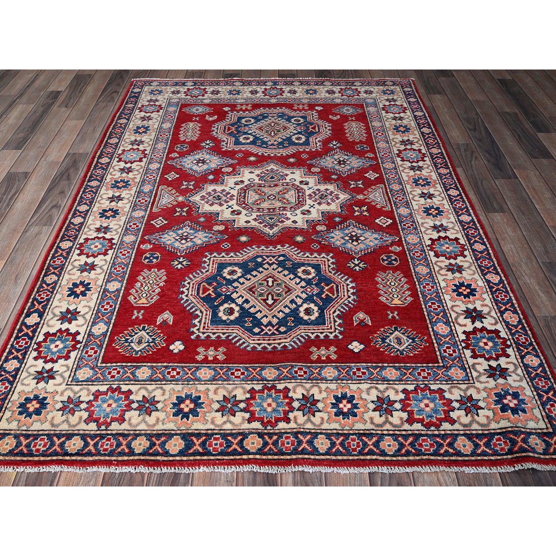 Rosso scarlatto, Kazak con disegno di medaglioni geometrici, Tinture vegetali, Annodato a mano, Trama più fitta, Pura lana, Tappeto orientale
Materiali primari: Lana
Lattice: No Pile 
altezza: 0,25 pollici
Stile: Tradizionale
Colore primario: