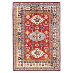 4'10"x7' Roter Kazak-Teppich aus weicher Wolle mit geometrischem Medaillon-Design, handgeknüpft