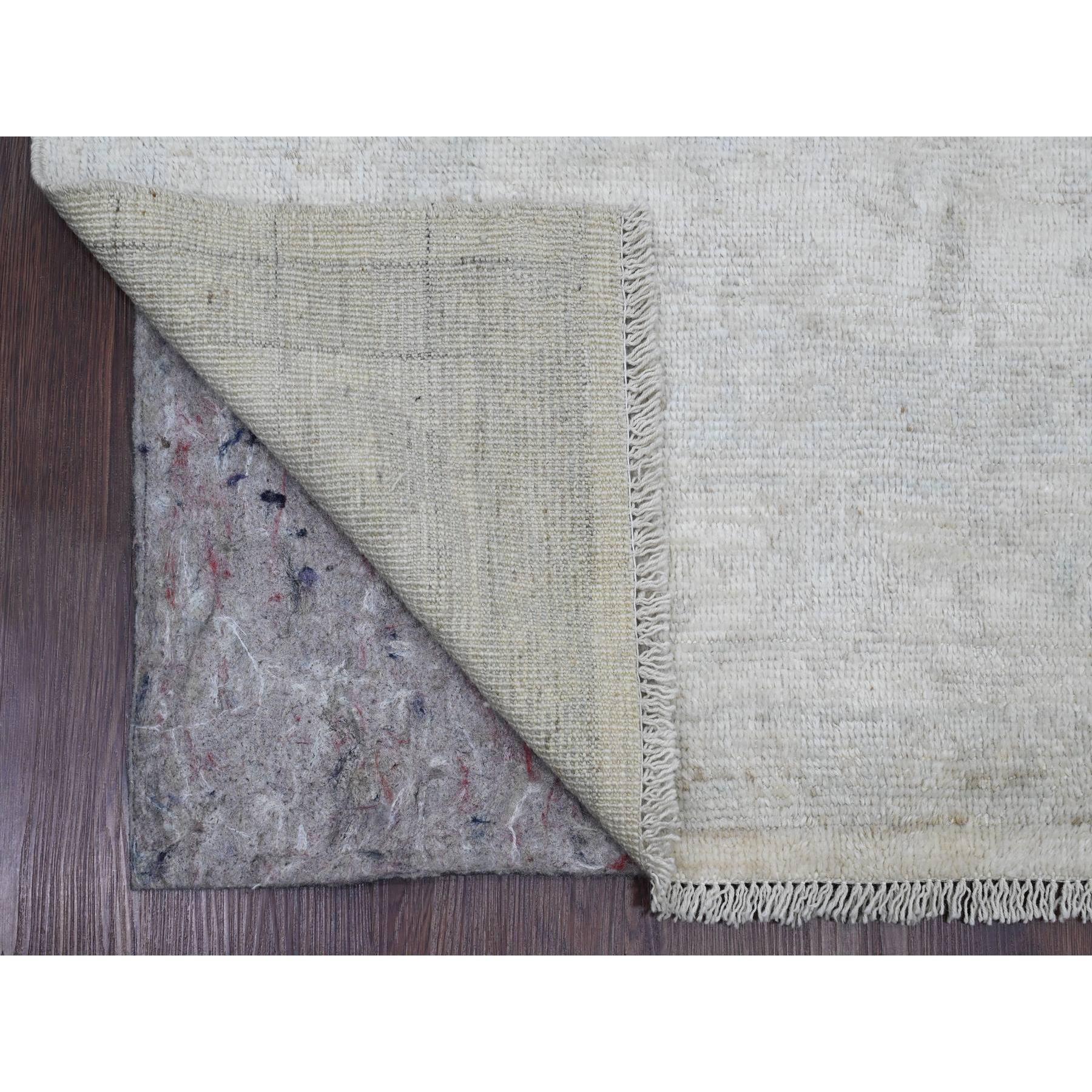 Chiffon White, Afghan Angora Oushak mit All-Over-Muster, handgeknüpft, natürliche Farbstoffe, 100% Wolle, Orientteppich
Primäre MATERIALIEN: Wolle
Latex: Kein Flor 
Höhe: 0,25 Zoll
Stil: Transitional
Grundfarbe: Elfenbein
Sekundäre Farben: Blau,
