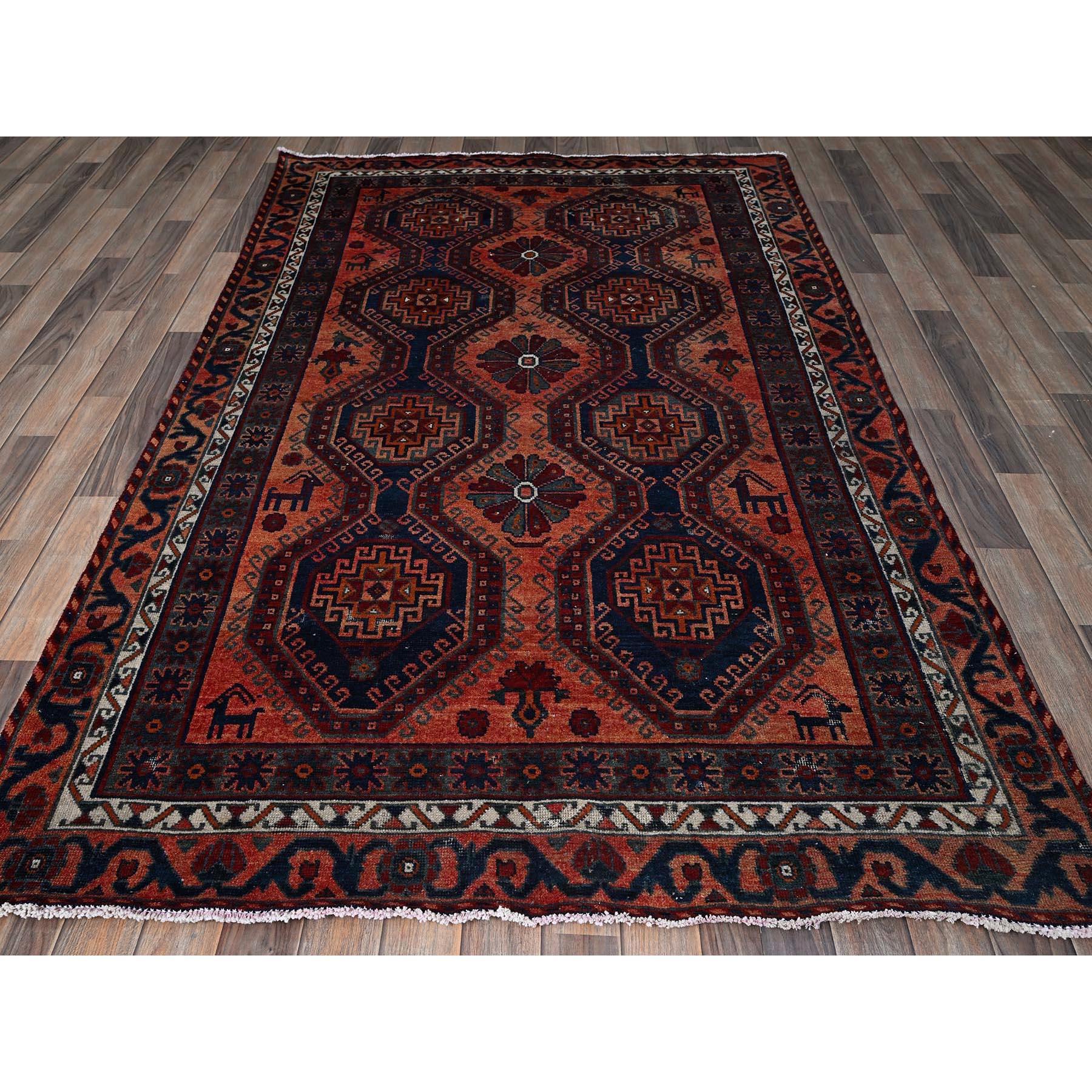 Naranja Quemado, Shiraz Persa Vintage con Dibujo Geométrico, Figuritas de Animales, Pelo Rasurado, Pelo Cero, Laterales y Extremos Asegurados Profesionalmente, Anudada a Mano, Pura Lana, Alfombra Oriental
Materiales primarios: Lana
Látex: Sin pelo