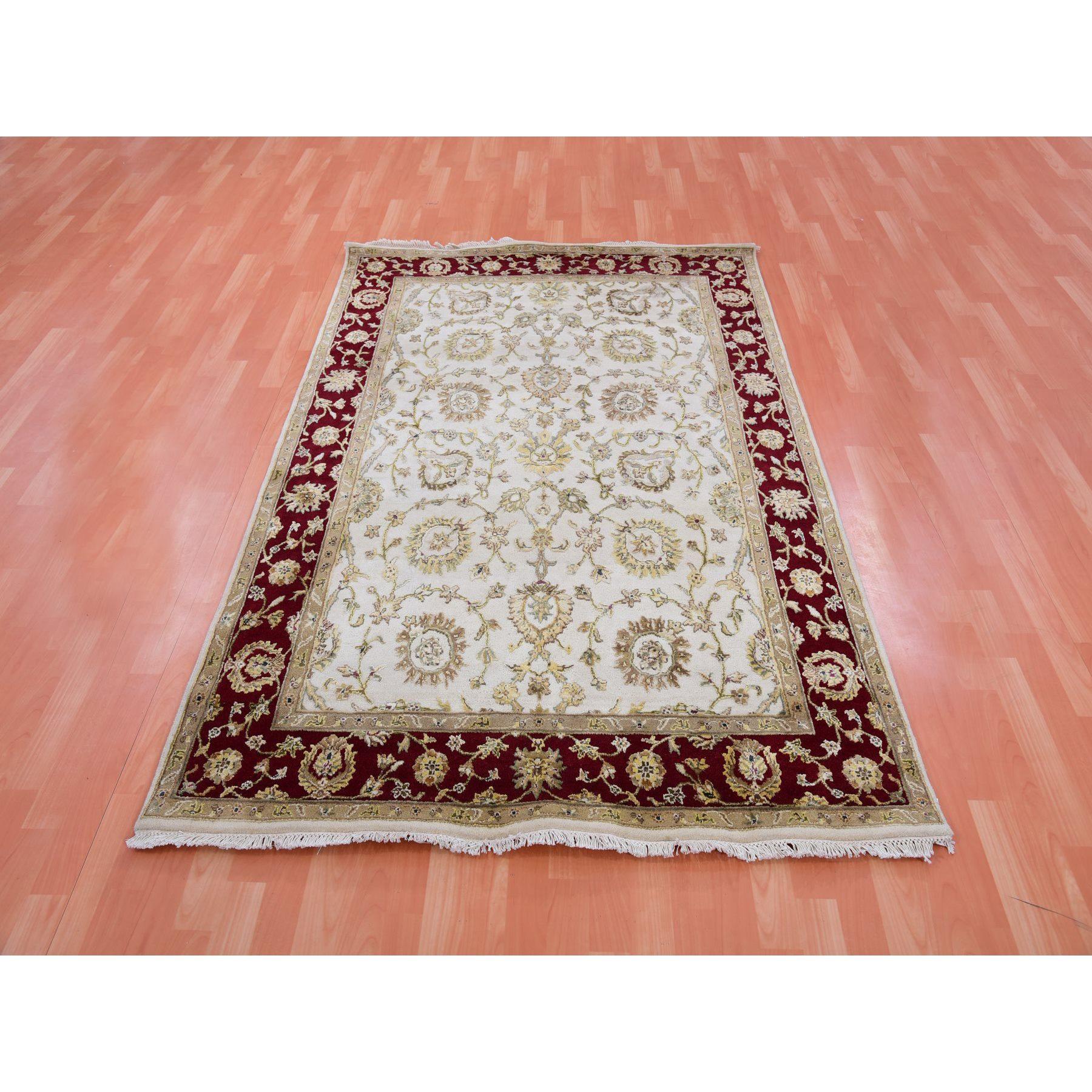 Il s'agit d'un véritable tapis d'Orient en laine et soie, noué à la main, de style Rajasthan Design/One. Il a été noué pendant des mois et des mois selon des techniques de tissage séculaires par des artisans experts.
Matières premières : Laine
Latex