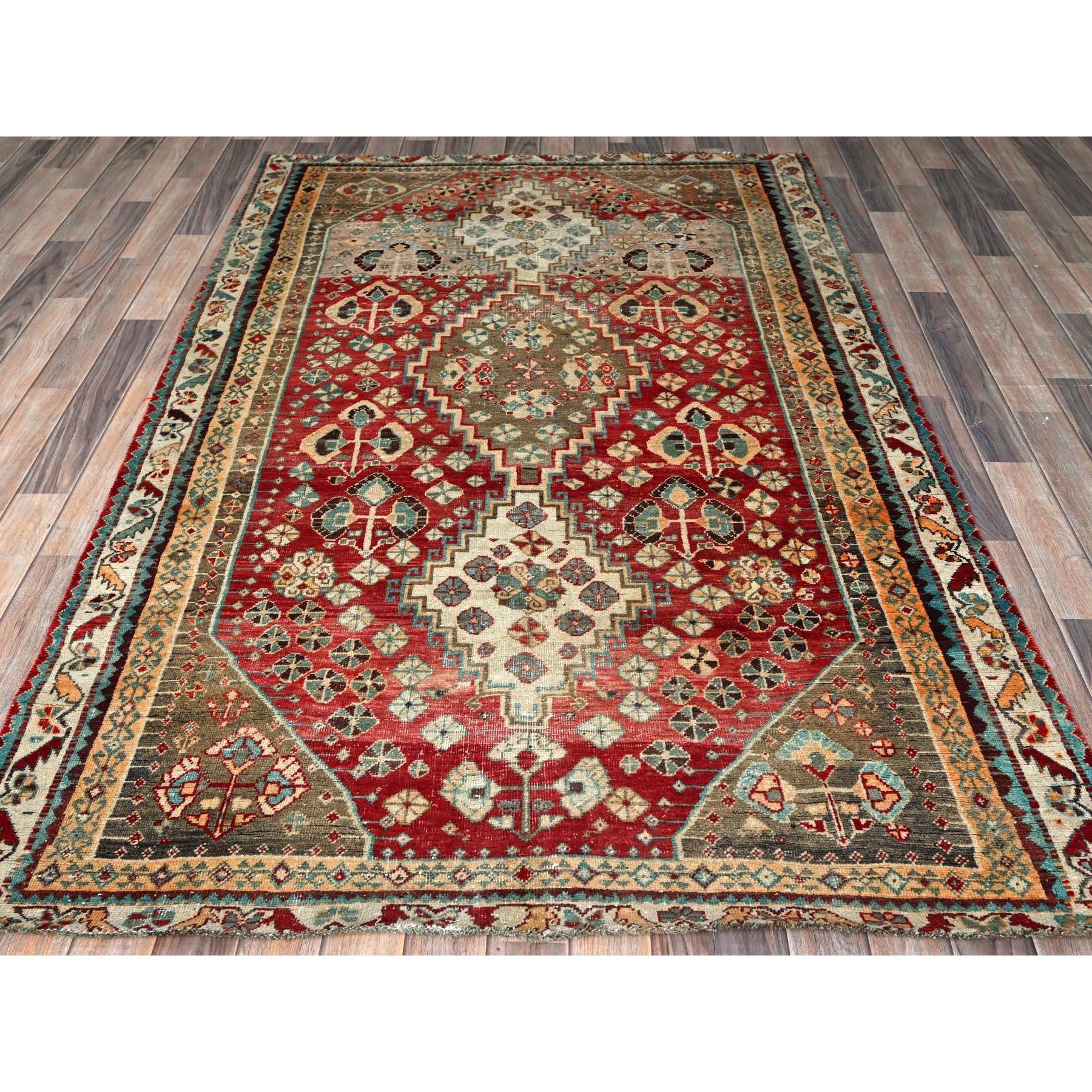 Rosso cremisi, Shiraz persiano d'epoca con Abrash distinto, motivo geometrico, ritagliato sottile, pelo zero, lati e estremità fissati professionalmente, annodato a mano, pura lana, Tappeto orientale
Materiali primari: Lana
Lattice: No Pile