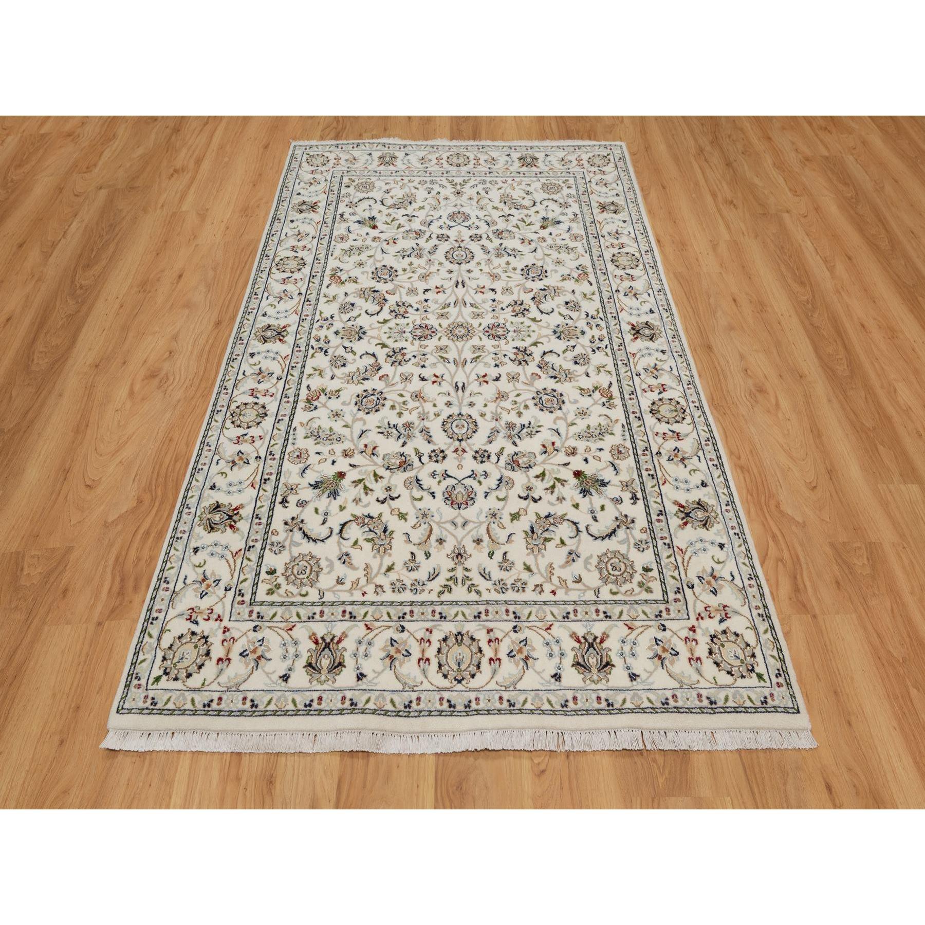 Bianco salato, Nain con Design/One, Pile morbido, 250 KPSI, Lana e seta, Annodato a mano, Tappeto orientale<br /><br />Materiali primari: Lana e setaLattex: NoAltezza del pelo: 0,25 polliciStile: TradizionaleColore primario: AvorioColori secondari: