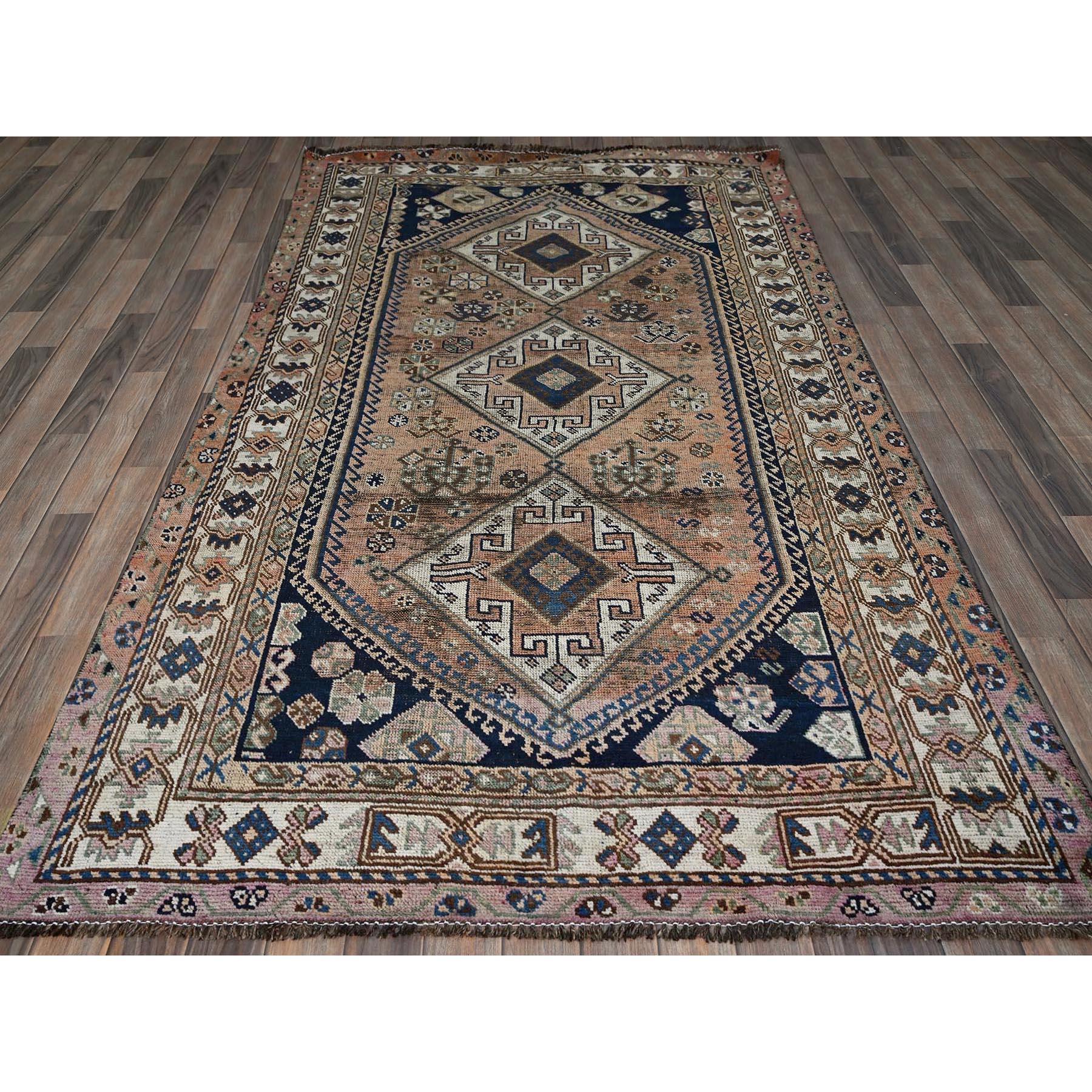Biskuitbraun, ausgewaschen und abgenutzt, Vintage Persian Shiraz mit geometrischem Muster, niedrig rasiert, ohne Flor, Seiten und Enden professionell gesichert, sauber, handgeknüpft, 100% Wolle, Orientteppich
Primäre MATERIALIEN: Wolle
Latex: Kein