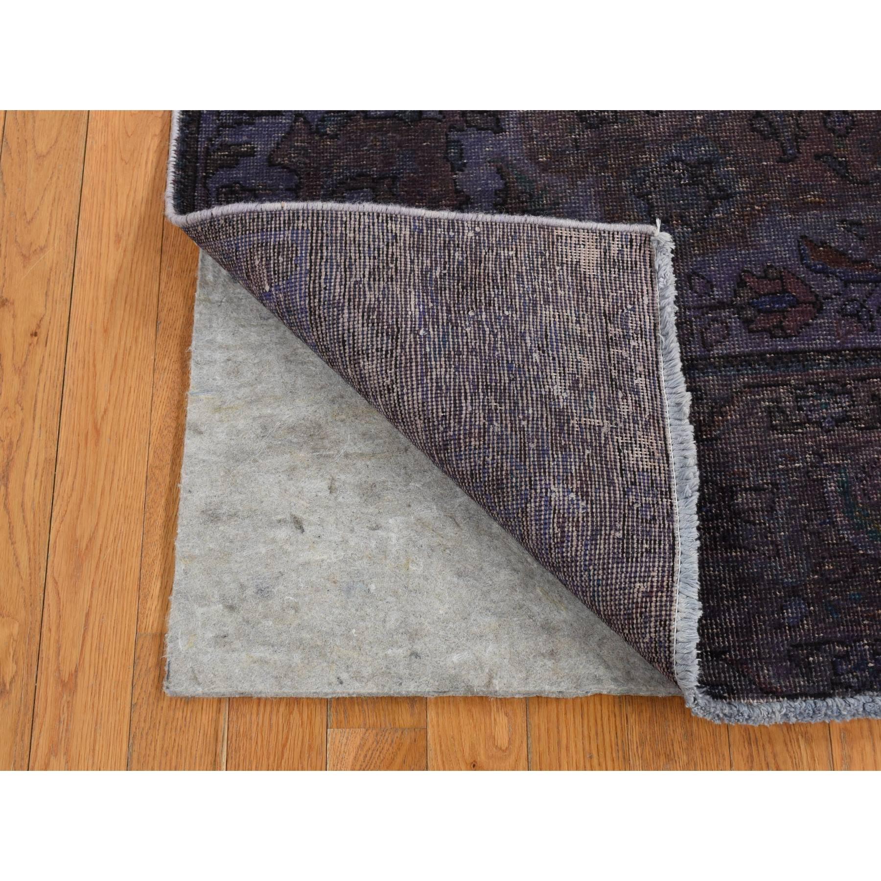 Lila, handgeknüpft, gefärbter Täbris, reine Wolle, breite und lange Form, Orientteppich
Primäre MATERIALIEN: Wolle
Latex: Kein Flor 
Höhe: 0,25 Zoll
Stil: Transitional
Grundfarbe: Lila
Sekundäre Farben: Schwarz
Muster: Orientalisch