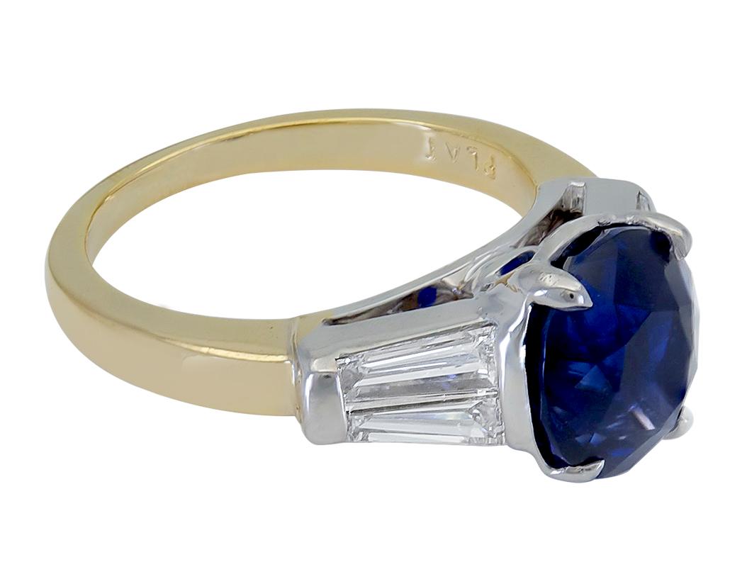 Contemporain Bague de fiançailles à trois pierres avec saphir bleu de 4,11 carats et diamants en vente