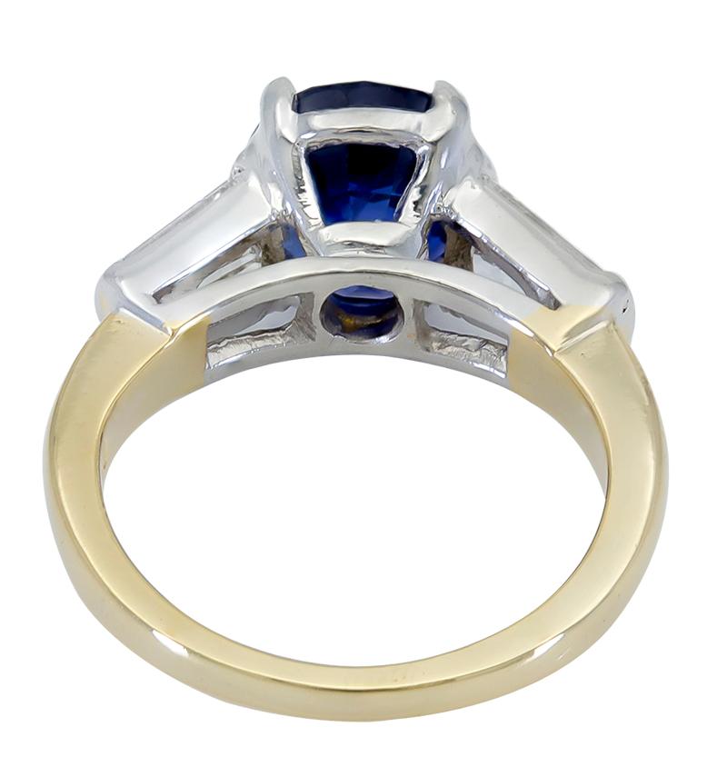 Verlobungsring mit 4.11 Karat blauem Saphir und Diamanten und drei Steinen (Kissenschliff) im Angebot