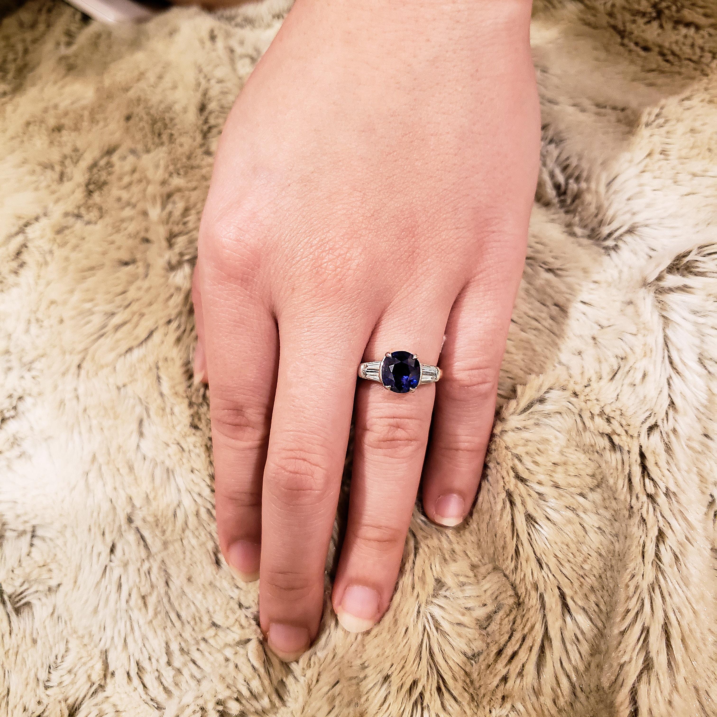 Verlobungsring mit 4.11 Karat blauem Saphir und Diamanten und drei Steinen im Zustand „Hervorragend“ im Angebot in New York, NY