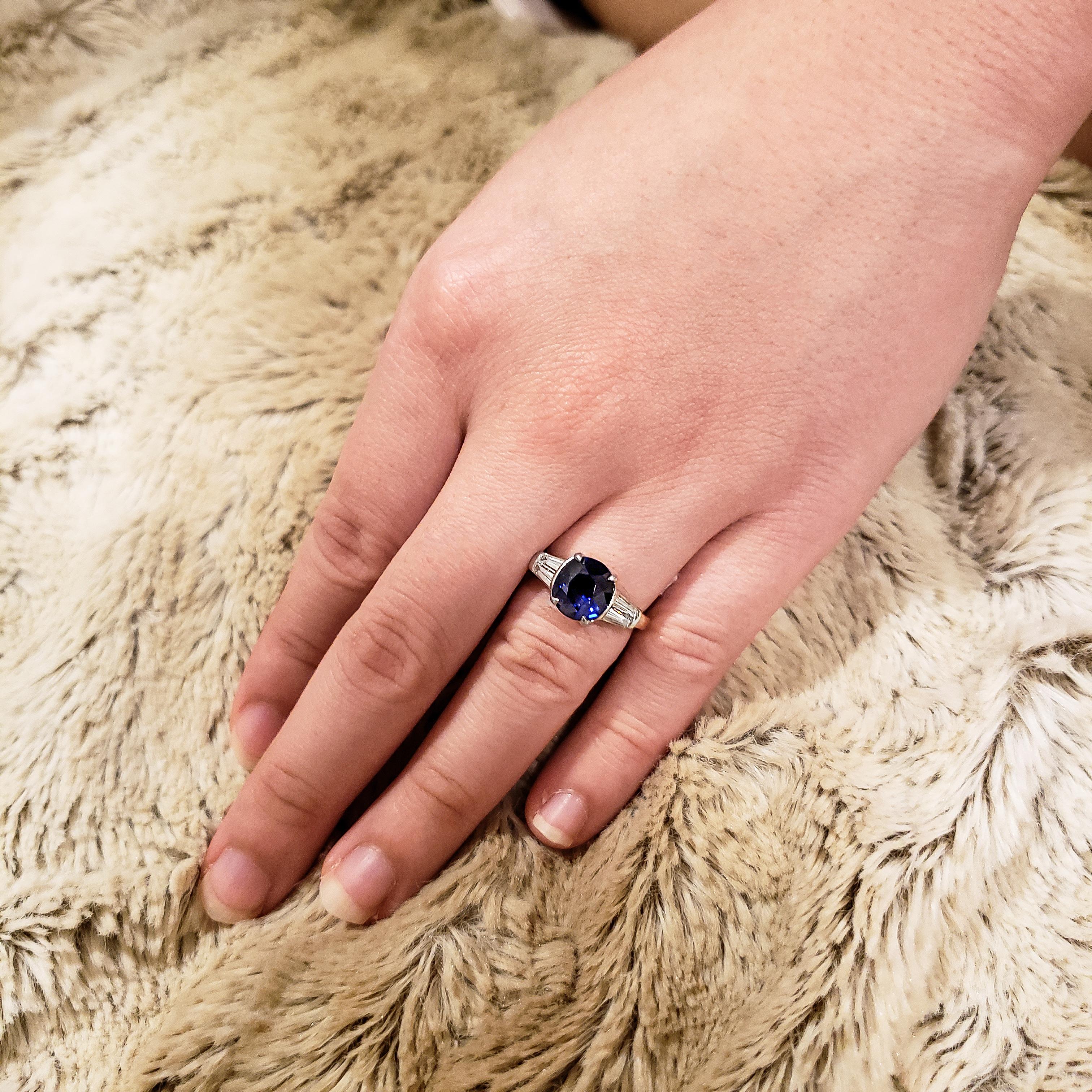 Verlobungsring mit 4.11 Karat blauem Saphir und Diamanten und drei Steinen Damen im Angebot