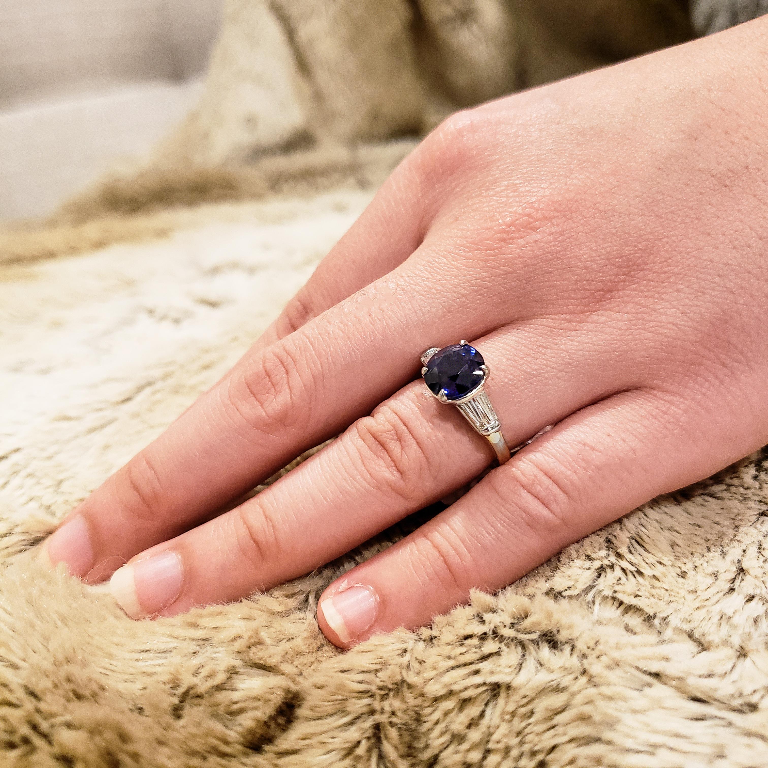 Bague de fiançailles à trois pierres avec saphir bleu de 4,11 carats et diamants en vente 1