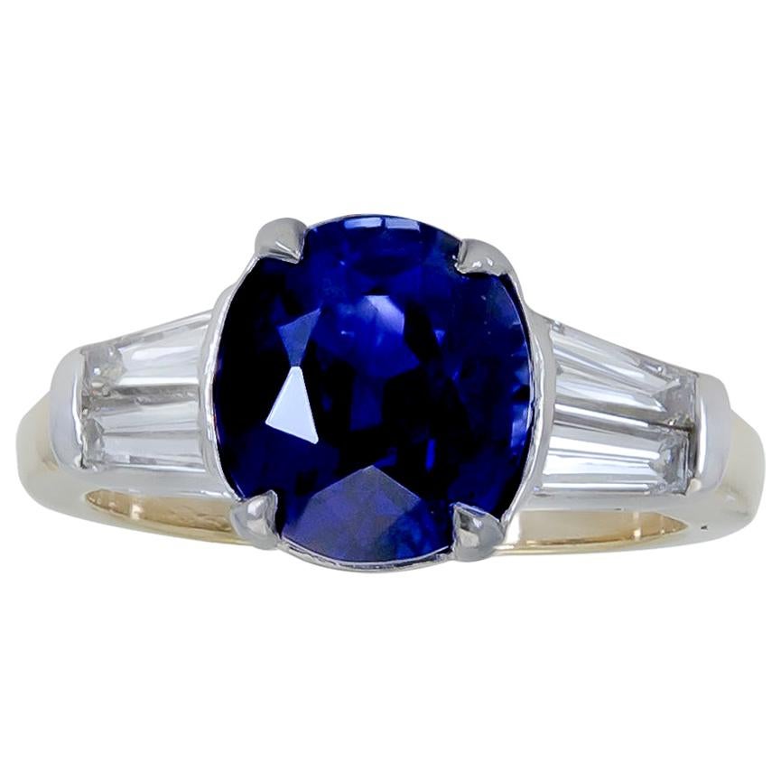 Bague de fiançailles à trois pierres avec saphir bleu de 4,11 carats et diamants en vente