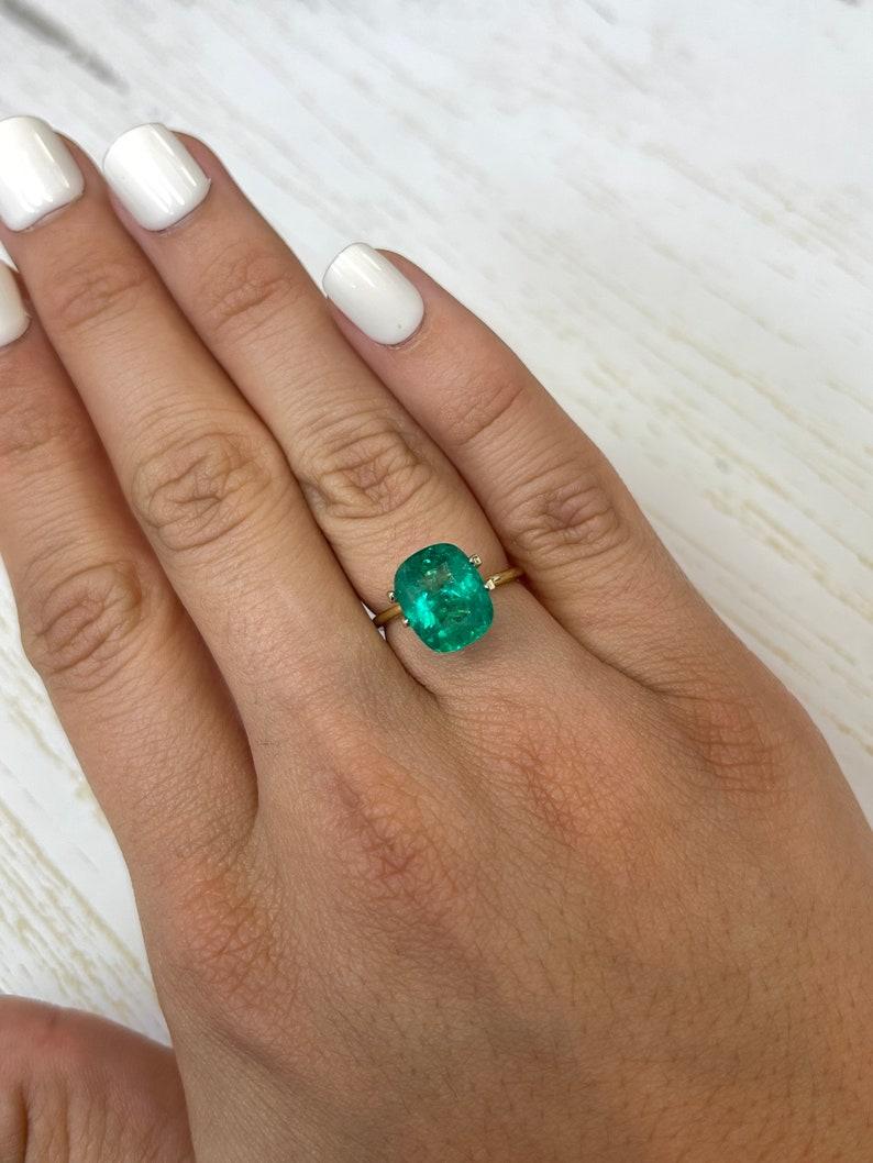 Esmeralda colombiana fina verde azulada de 4,11 quilates - Piedra preciosa Chivor talla cojín en venta 3