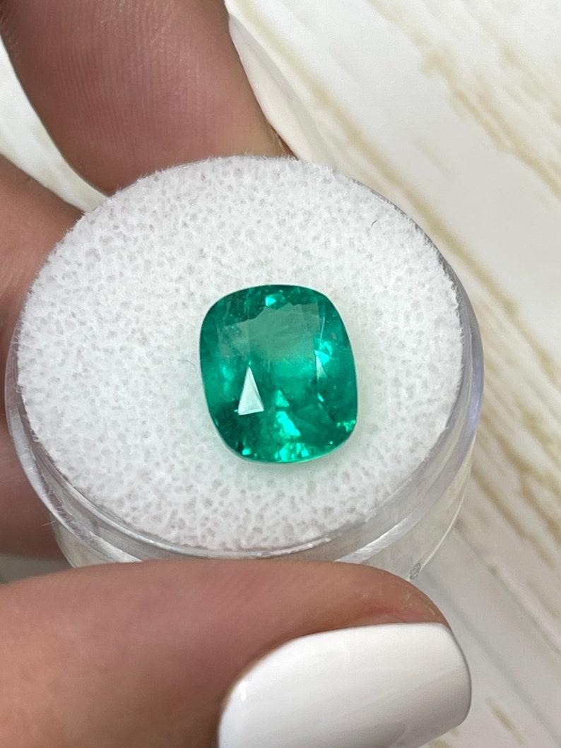 De las mujeres Esmeralda colombiana fina verde azulada de 4,11 quilates - Piedra preciosa Chivor talla cojín en venta
