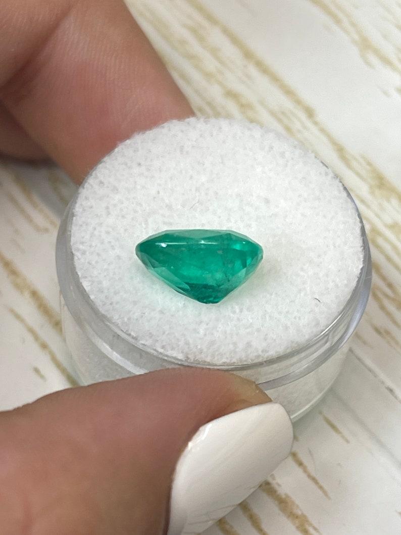 Esmeralda colombiana fina verde azulada de 4,11 quilates - Piedra preciosa Chivor talla cojín en venta 2