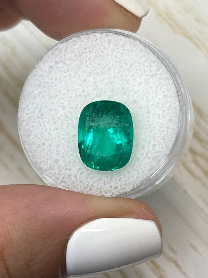 Esmeralda colombiana fina verde azulada de 4,11 quilates - Piedra preciosa Chivor talla cojín en venta 1