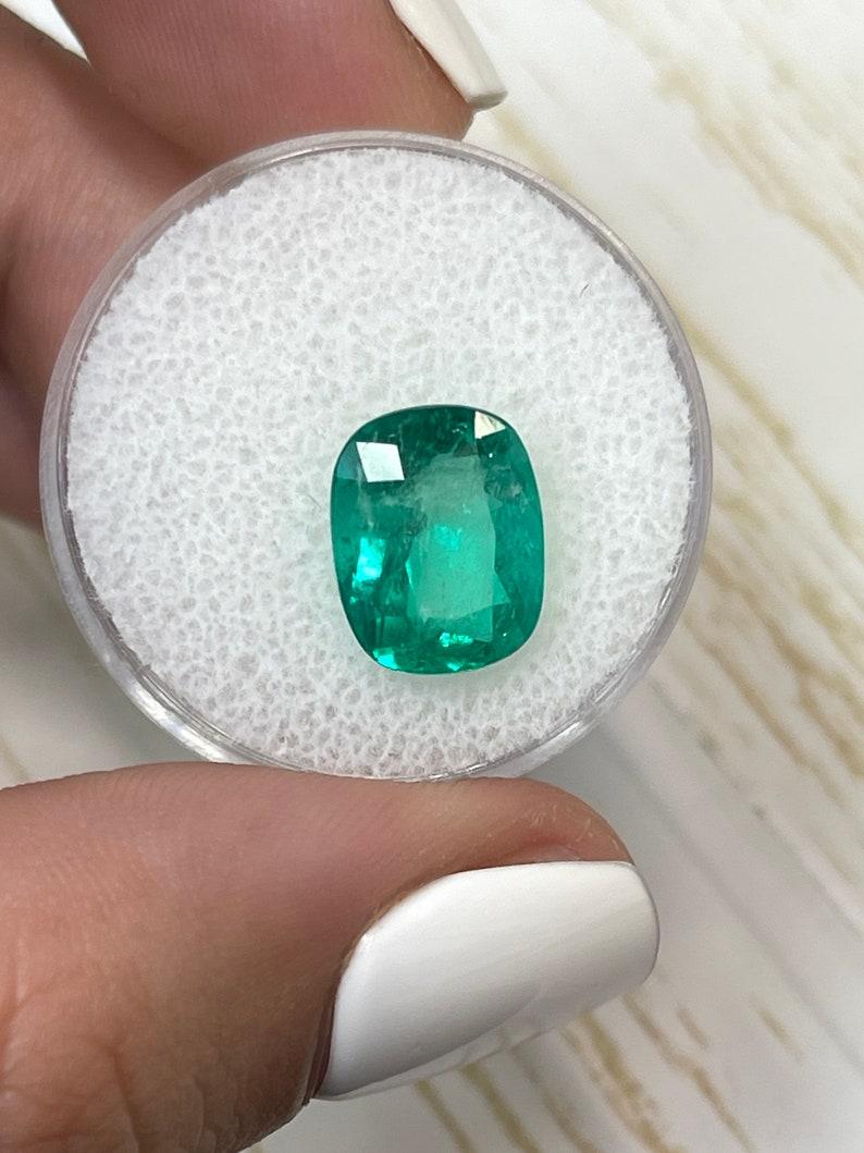 Esmeralda colombiana fina verde azulada de 4,11 quilates - Piedra preciosa Chivor talla cojín en Nuevo estado para la venta en Jupiter, FL