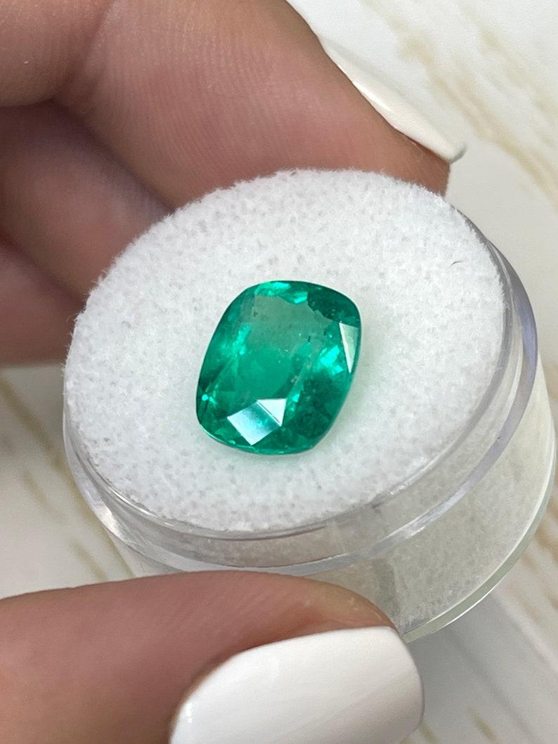 Esmeralda colombiana fina verde azulada de 4,11 quilates - Piedra preciosa Chivor talla cojín Moderno en venta
