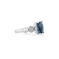 Sunita Nahata London Blauer Topas 4.11 Karat. Fancy Ring aus 18KWG mit Diamant.