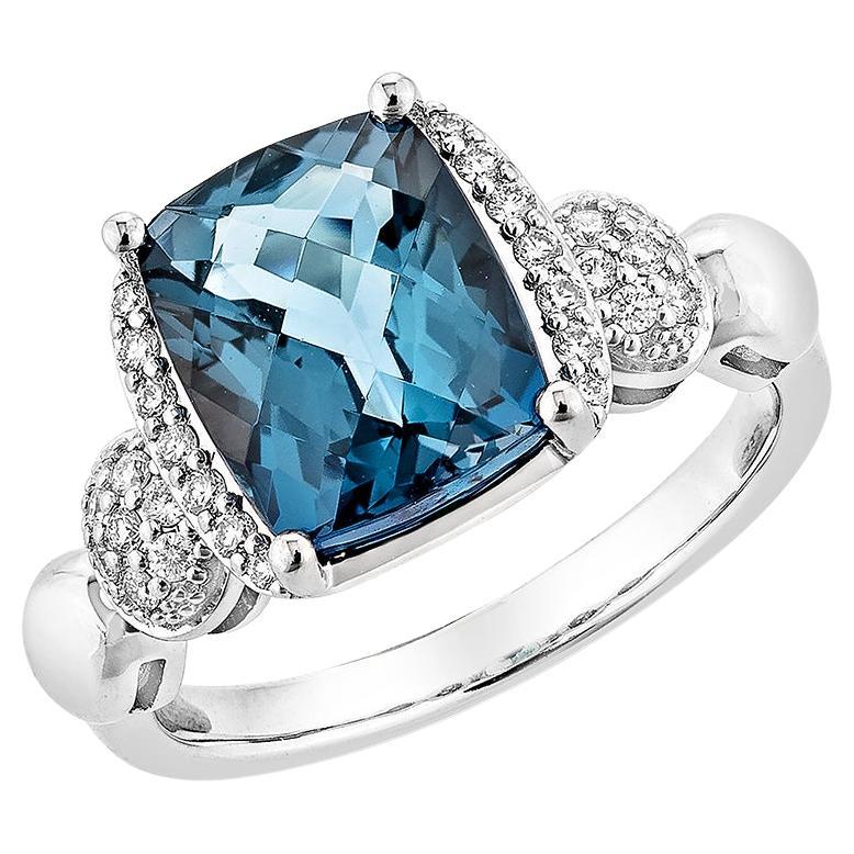 4,11 Karat Londoner Blautopas Ausgefallener Ring aus 18 Karat Weißgold mit Diamant. im Angebot