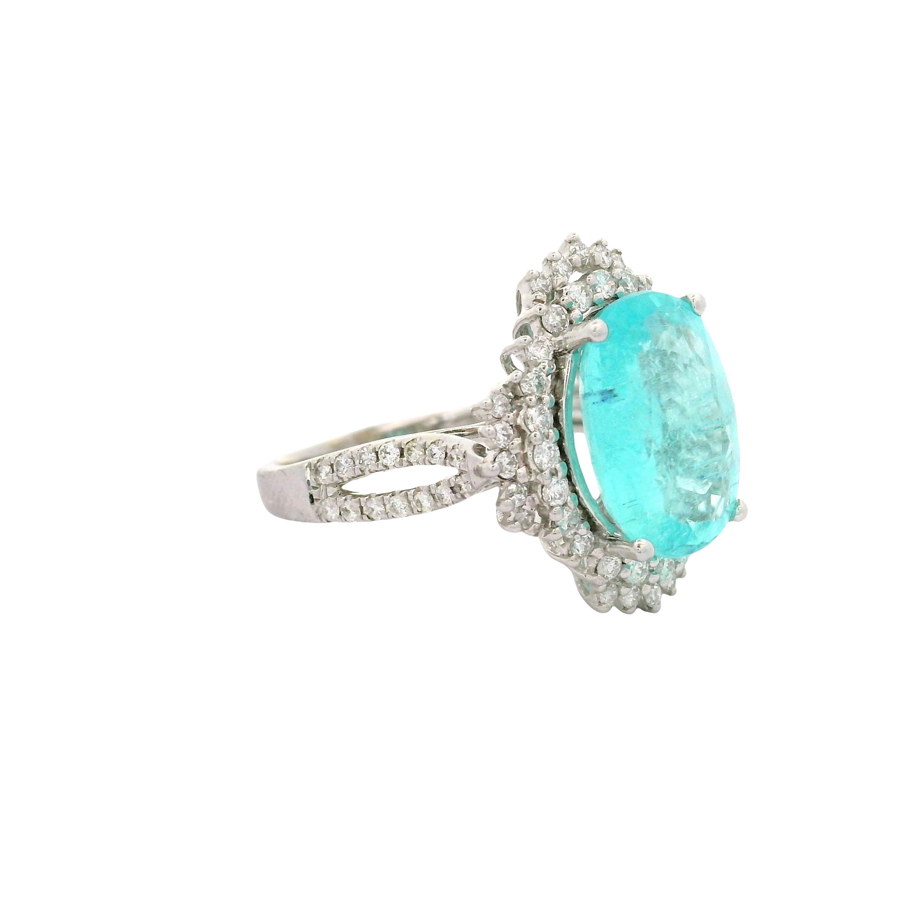 Taille ovale Bague en or blanc 18 carats, tourmaline Paraiba diamantée de 4,11 carats, certifiée GIA en vente