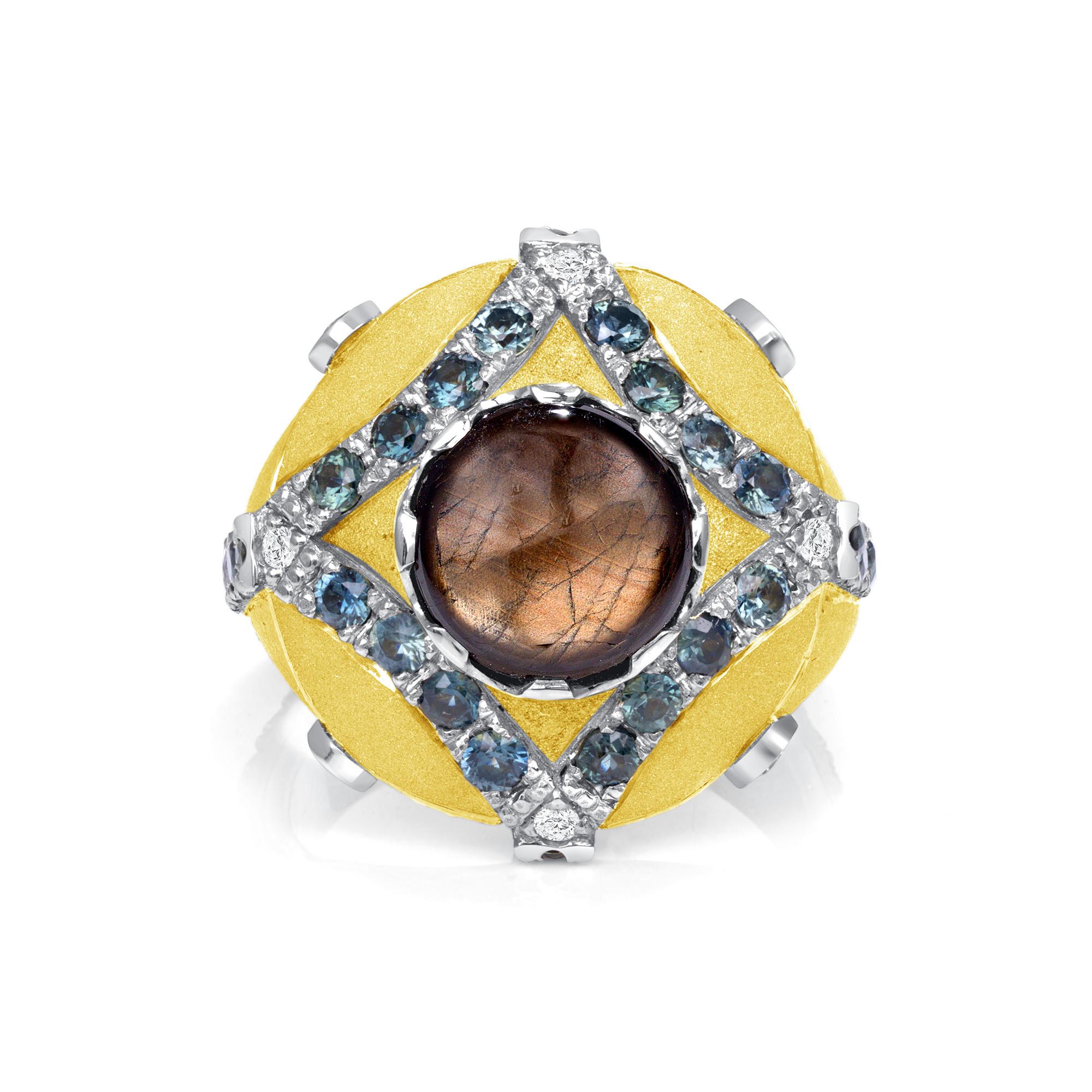 4,11 Karat Gold Sheen Saphir Diamant Gelbgold Fashion Ring, Auf Lager.
Dieser GoldSheen TM und blauer Saphir Herrenring verfügt über einen zentralen 4,11-Karat-Sternsaphir. Dieser Ring hat eine sandgestrahlte Oberfläche aus 18 Karat Gelbgold und