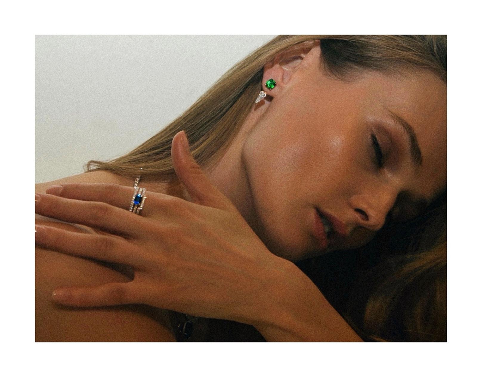 4,11 ct. Borchie di Tsavorite con diamanti rimovibili In condizioni Nuovo in vendita a Brooklyn, NY